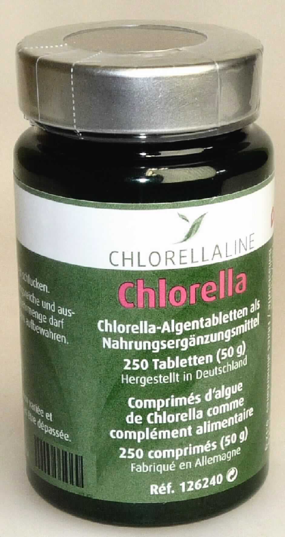 Nahrungsergänzungsmittel, Chlorella-Algen, als Tablette

Antragsangaben: 
Deesse Chlorella Presslinge 250 standard, Ref. Nr. 126240; 
Algentabletten als Nahrungsergänzungsmittel; 
Zusammensetzung: 100 % Alge Chlorella Pyrenoidosa (kultiviert in Taiwan und gepresst in Deutschland);
Verpackung: 1 Dose mit 250 Stück Tabletten (50 g) für den Einzelverkauf.

Befund: 
Vorgelegt wurde eine braune, etikettierte Originalkunststoffdose mit Schraubdeckel gefüllt mit grünen, runden Tabletten (Durchmesser: 0,8 cm. Höhe: 0,4 cm). Dem Packungsaufdruck können Angaben über die Produkt-bezeichnung, den Inhalt, die Zusammensetzung, das Anwendungsgebiet und die Verzehrempfehlung (3 x täg-
lich 3 Tabletten) entnommen werden.

Einzeller-Mikroorganismen, nicht lebend, als Tabletten zur Nahrungsergänzung