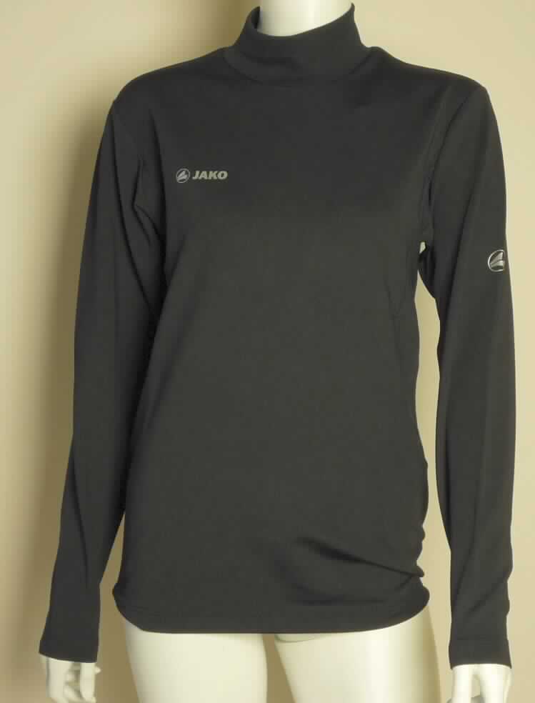 Unterziehpulli, sog. Turtleneck Basic Shirt (Art. 6954), Größe S, Foto siehe Anlage,
- aus 0,9 mm dicken, leichten, einfarbigen Gewirken aus laut Antrag 92% Polyester und 8% Elastan
  (Elastomergarn; beides Chemiefasern); mit mehr als zwölf Maschen je linearen Zentimeter in jeder Richtung,
- über die Taille reichend (Rückenlänge: 65 cm),
- mit einem enganliegenden Stehkragen, somit kein T-Shirt der Position 6109,
- mit langen, enganliegenden Ärmeln,
- enganliegend gearbeitet (Brustumfang: 87 cm),
- ohne Öffnung und ohne Verschluss,
- im Brustbereich und am linken Oberarm mit einem aufgedruckten Firmenlogo,
- am unteren Rand durch Umschlagen und Festnähen gesäumt.

"Unterziehpulli, aus Gewirken, aus Chemiefasern"