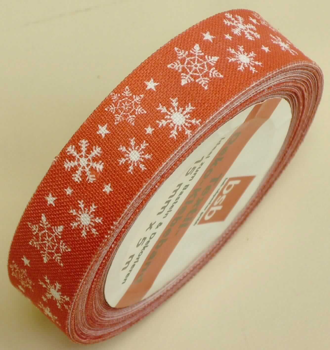 Kautschutiertes Gewebe (Klebeband), sog. Textil-Deko-Klebeband, Art. 348-020, Foto siehe Anlage,
- auf einer Papprolle aufgewickelt, laut Antrag mit einer Länge von 5 m und einer Breite von 15 mm,
- aus einem bedruckten Gewebe aus laut Antrag Baumwolle, das einseitig mit einem Kleber aus laut Antrag
  Kautschuk versehen ist,
- mit einem Quadratmetergewicht von augenscheinlich weniger als 1500 Gramm.

"Kautschutiertes Gewebe, anderes als solche der Position 5902, Klebeband, mit einer Breite von weniger als 
 20 cm"