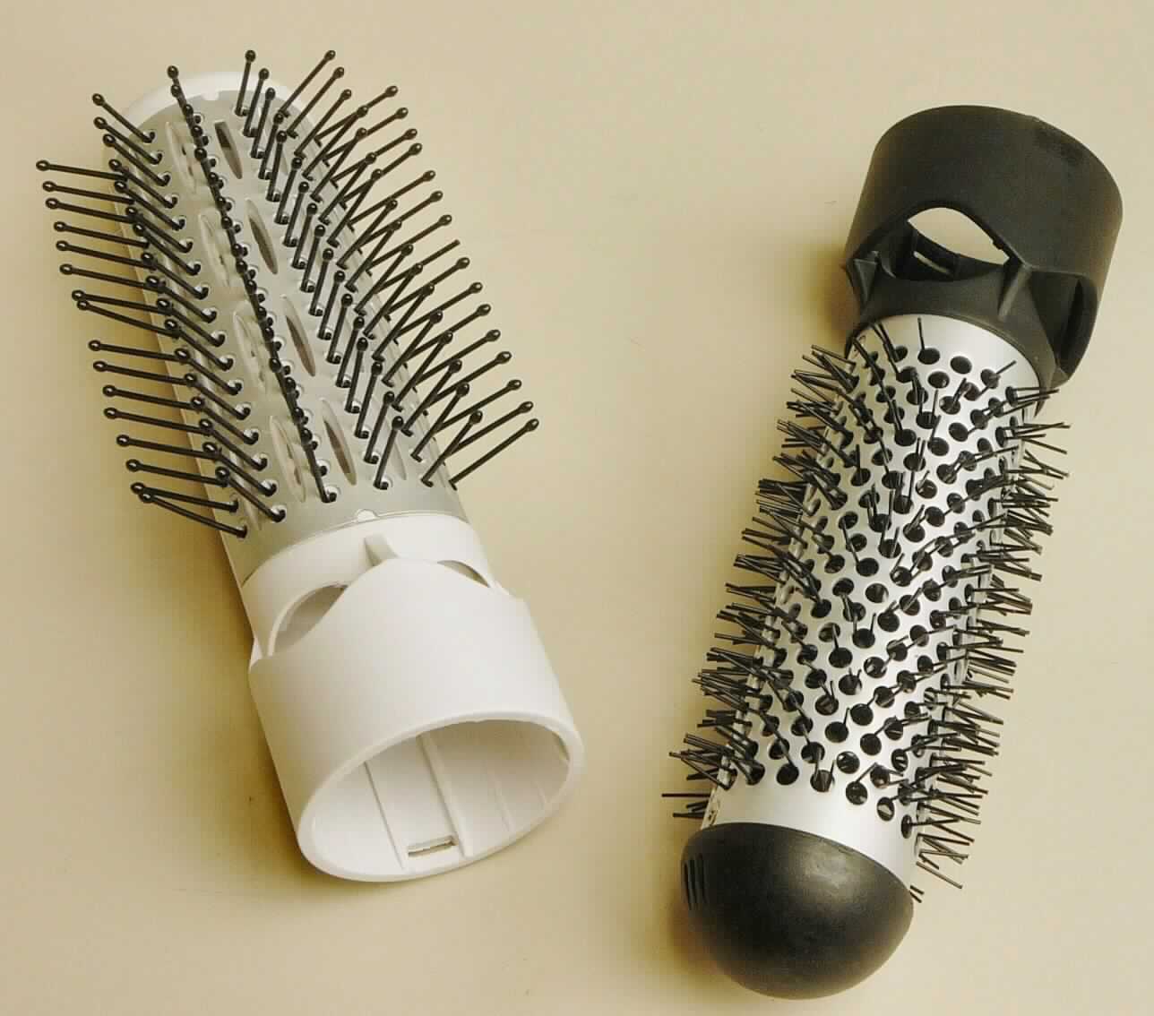 Bei den sog. Bürstenaufsätzen für einen Warmluftstyler handelt es sich um zwei unterschiedliche Aufsätze für einen Warmluftstyler, in Gestalt eines ca. 15 cm langen und im Durchmesser ca. 5 cm großen Rundbürstenaufsatzes mit umlaufenden Kunststoffborsten und eines ca. 15 cm langen Bürstenkammaufsatzes mit einseitig angebrachten Kunststoffborsten. Die Waren werden auf einen Warmluftstyler aufgesetzt und dienen zur Formgebung von Haaren.

Die gemeinsam in einer klarsichtigen Kunststofftüte verpackten Waren sind als "Haarbürsten" einzureihen.