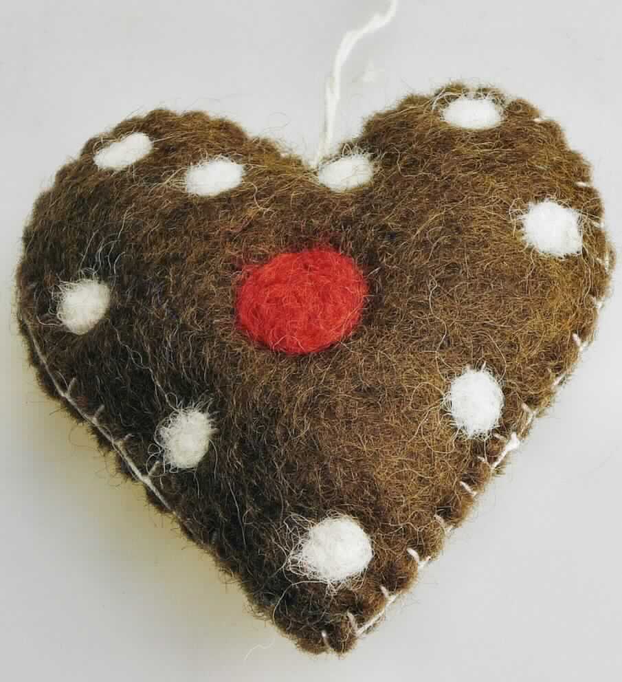 Deko-Anhänger, sog. Anhänger "Lebkuchenherz", Art. NE-45-013, Foto siehe Anlage,
- in Herzform, in den Abmessungen (H x B x T): ca. 8 cm x 7,5 cm x 2 cm, 
- laut Untersuchungsergebnis: 
-- aus Filz (Nadelfilz) aus Wolle, 
-- auf der Vorderseite mit augenscheinlich aufgenadelten Verzierungen (Punkten) aus Filz; nicht bestickt 
   (u. a. somit keine Stickerei der Position 5810), 
- mit Wattierungsstoff gefüllt und an den Rändern zusammengenäht (somit konfektioniert),
- mit einer Kordel aus Spinnstoffen zum Aufhängen ausgestattet,
- wird zu Dekorationszwecken verwendet,
- keine Ware zur Innenausstattung der Position 6304, da ohne raumbezogene Funktion,
- ohne eindeutigen Bezug zum Weihnachtsfest, somit keine Ware der Pos. 9505.

"Andere konfektionierte Waren (Deko-Anhänger), aus Spinnstoffen, aus Filz"