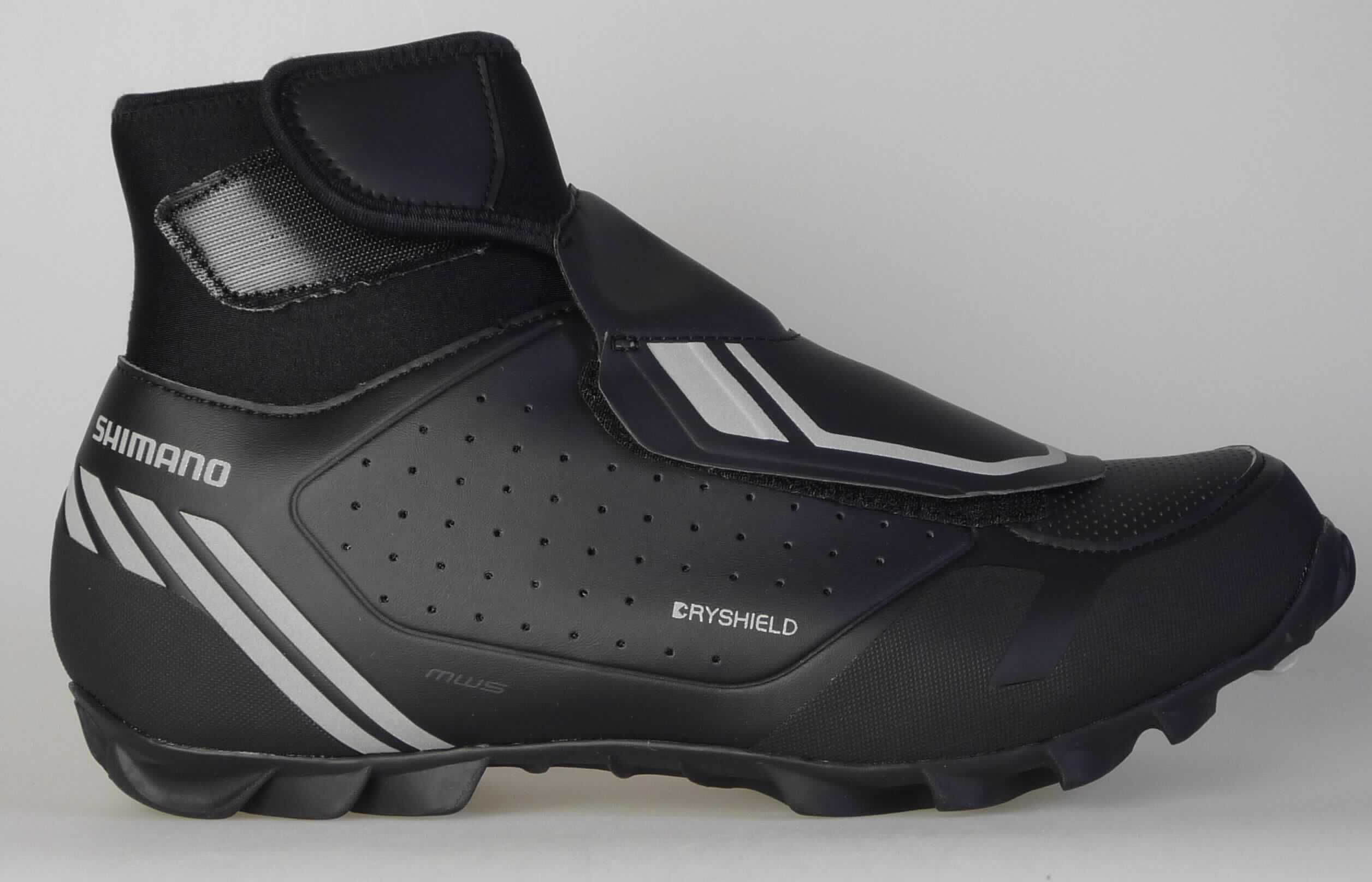 Radsportschuhe (lt. Antrag: "Fahrradschuhe - Winter/MTB, unisex, Art. ESHMW5OC430SL00"; Foto siehe Anlage)
- mit Laufsohlen aus (lt. Antrag) Kautschuk,
- mit knöchelbedeckendem Oberteil aus Kunststoff (Spinnstoff mit einer mit bloßem Auge wahrnehmbaren
  Außenschicht aus Kunststoff; den größten Teil der Außenfläche bildend) und Spinnstoff,
- auf das Oberteil sind Zuschnitte aus Spinnstoff und Kautschuk als Verstärkungsteile aufgesetzt,
- mit Kordelverschluss mit Kordelstopper sowie mit Klettverschluss,
- mit Pedalbefestigungsvorrichtung

"Sportschuhe mit Laufsohlen aus Kautschuk und Oberteil aus Kunststoff, andere als in der 
 Position 6401 und in den Unterpositionen 6402 1210 und 6402 1290 genannt"