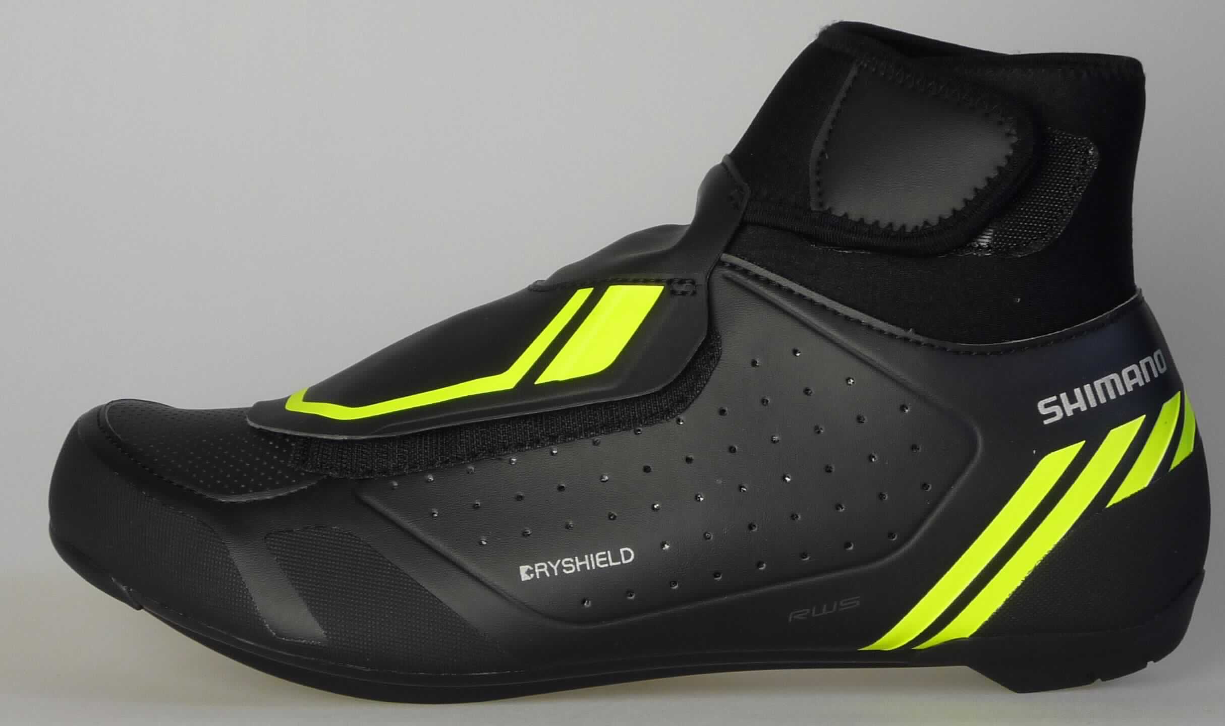 Radsportschuhe (lt. Antrag: "Fahrradschuhe - Winter/MTB, unisex, Art. ESHRW5OC430SL00", Foto siehe Anlage)
- mit Laufsohlen aus (lt. Antrag) Kunststoff,
- mit knöchelbedeckendem Oberteil aus Kunststoff (Spinnstoff mit einer mit bloßem Auge wahrnehmbaren
  Außenschicht aus Kunststoff; den größten Teil der Außenfläche bildend) und Spinnstoff,
- auf das Oberteil sind Zuschnitte aus Kautschuk als Verstärkungsteile aufgesetzt,
- mit Kordelverschluss mit Kordelstopper sowie mit Klettverschluss,
- mit Pedalbefestigungsvorrichtung

"Sportschuhe mit Laufsohlen und Oberteil aus Kunststoff, andere als in der 
 Position 6401 und in den Unterpositionen 6402 1210 und 6402 1290 genannt"