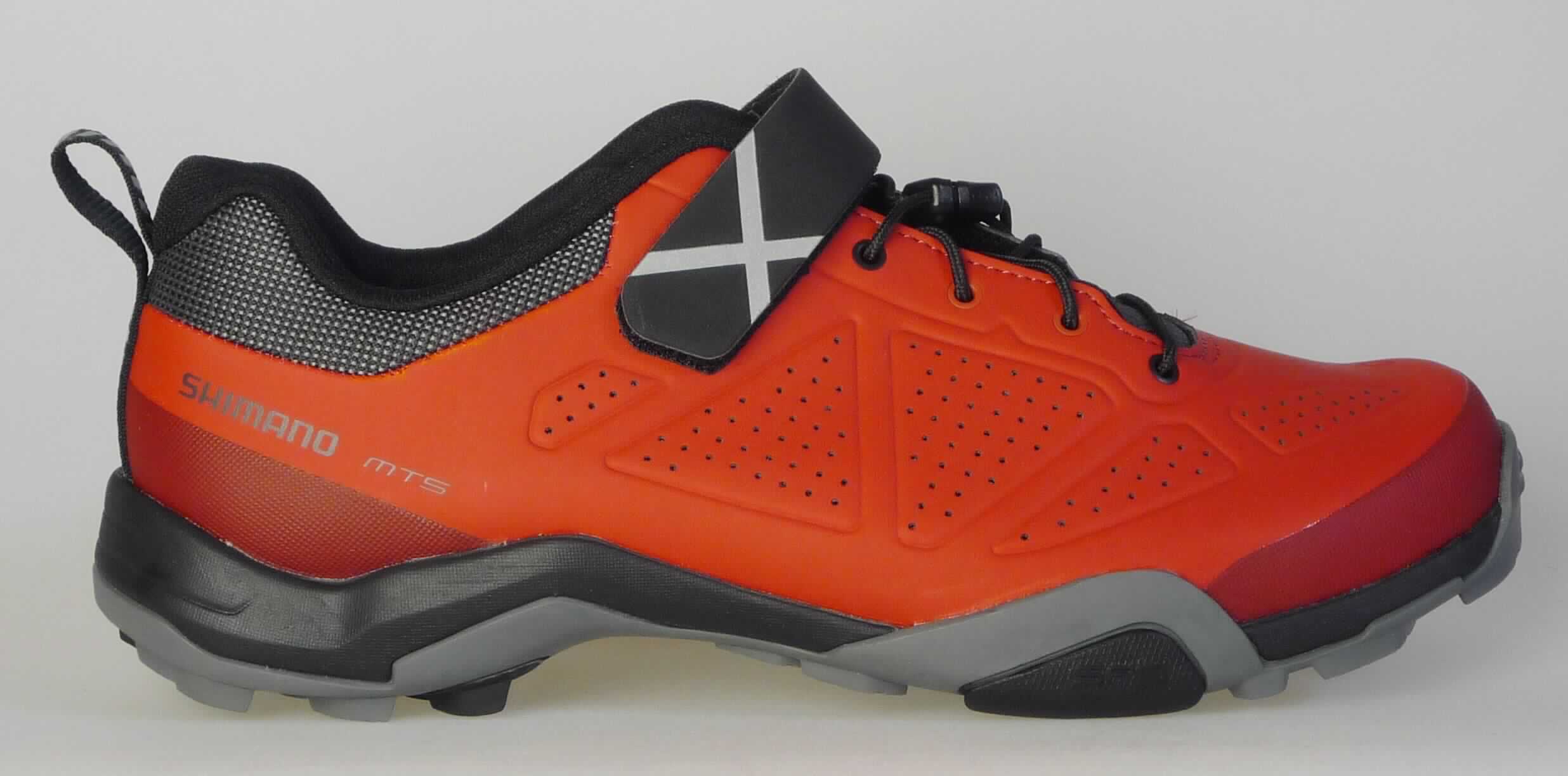 Radsportschuhe (lt. Antrag: "Fahrradschuhe -Tour/Mountain unisex, Art. ESHMT5OG430SR00", Foto siehe Anlage)
- mit Laufsohlen aus (lt. Antrag) Kautschuk,
- mit Oberteil aus Kunststoff (Spinnstoff mit einer mit bloßem Auge wahrnehmbaren Außenschicht aus 
  Kunststoff; den größten Teil der Außenfläche bildend) und Spinnstoff,
- mit Kordelverschluss mit Kordelstopper sowie mit Klettverschluss,
- mit Pedalbefestigungsvorrichtung

"Sportschuhe mit Laufsohlen aus Kautschuk und Oberteil aus Kunststoff, andere als in der 
 Position 6401 und in den Unterpositionen 6402 1210 und 6402 1290 genannt"