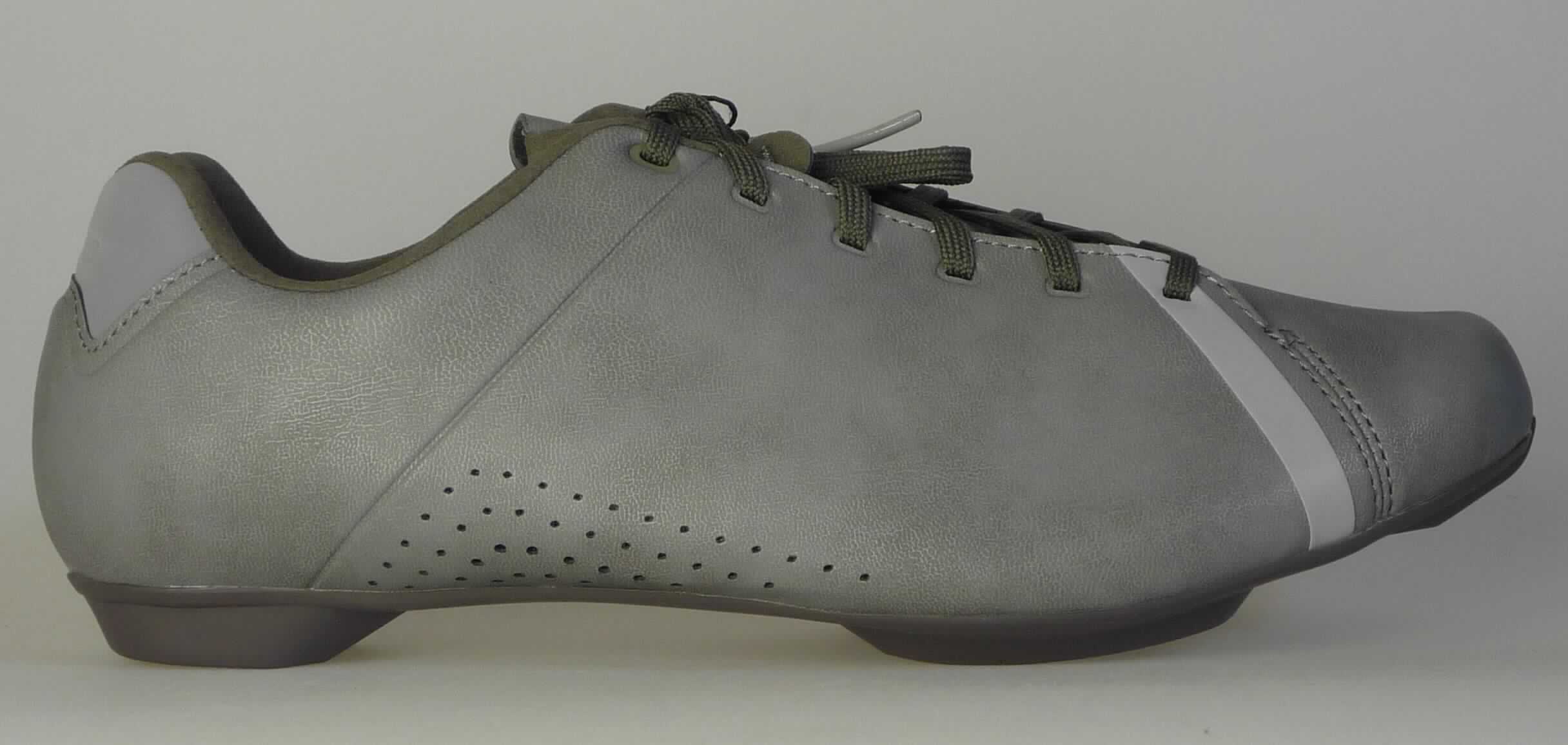 Radsportschuhe (lt. Antrag: "Fahrradschuhe - MTB/Mountainbikeradschuhe, ESHME7OC430SG00",
Foto siehe Anlage)
- mit Laufsohlen aus (lt. Antrag) Kautschuk,
- mit Oberteil aus Kunststoff (Spinnstoff mit einer mit bloßem Auge wahrnehmbaren 
  Außenschicht aus Kunststoff),
- mit Schnürsenkelverschluss,
- mit Pedalbefestigungsvorrichtung

"Sportschuhe mit Laufsohlen aus Kautschuk und Oberteil aus Kunststoff, andere als in der 
 Position 6401 und in den Unterpositionen 6402 1210 und 6402 1290 genannt"