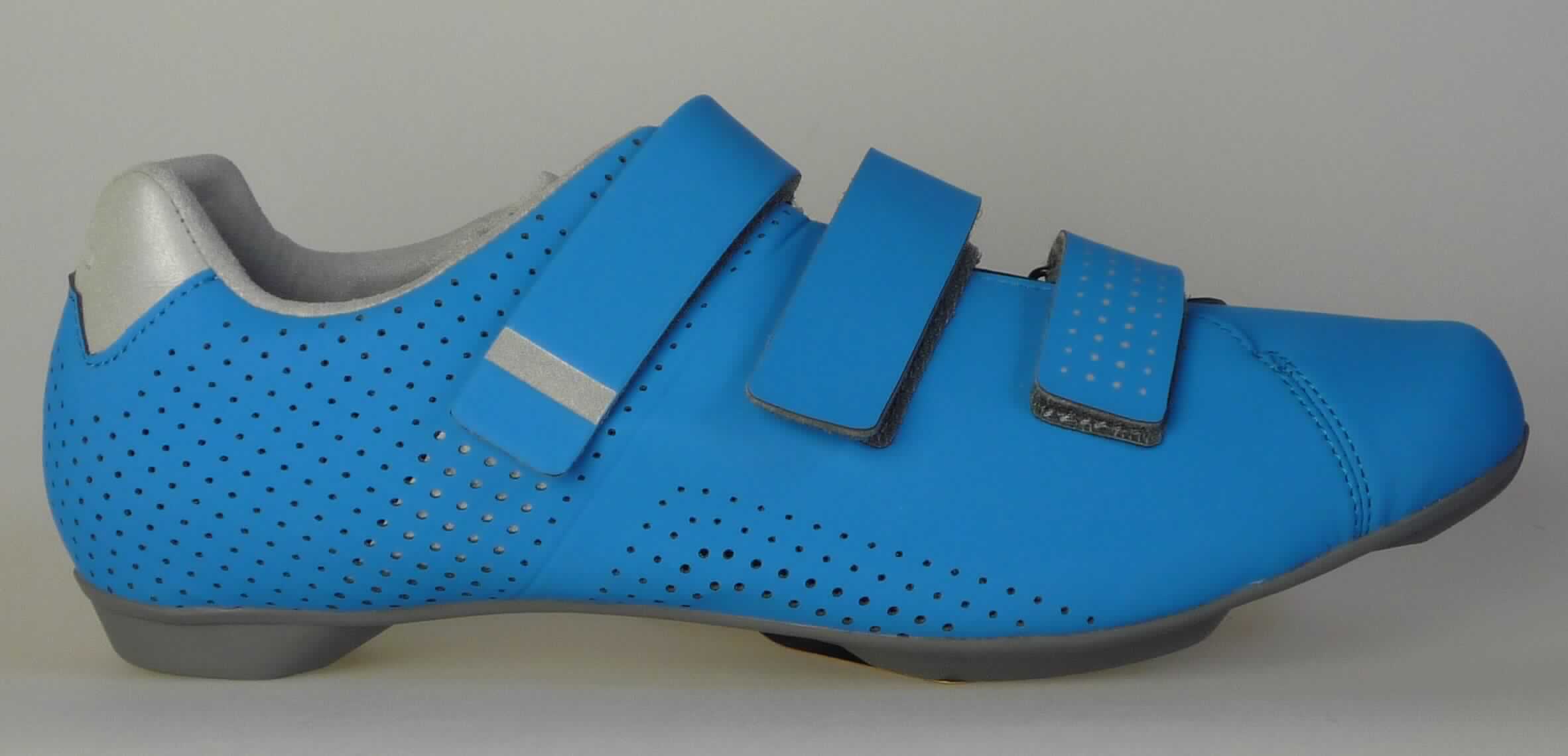 Radsportschuhe (lt. Antrag: "Fahrradschuhe - Explorer/Touringradschuhe, ESHRT5OC430SB00",
Foto siehe Anlage)
- mit Laufsohlen aus (lt. Antrag) Kautschuk,
- mit Oberteil aus Kunststoff (Spinnstoff mit einer mit bloßem Auge wahrnehmbaren Außenschicht aus Kunststoff),
- mit Klettverschluss,
- mit Pedalbefestigungsvorrichtung

"Sportschuhe mit Laufsohlen aus Kautschuk und Oberteil aus Kunststoff, andere als in der 
 Position 6401 und in den Unterpositionen 6402 1210 und 6402 1290 genannt"
