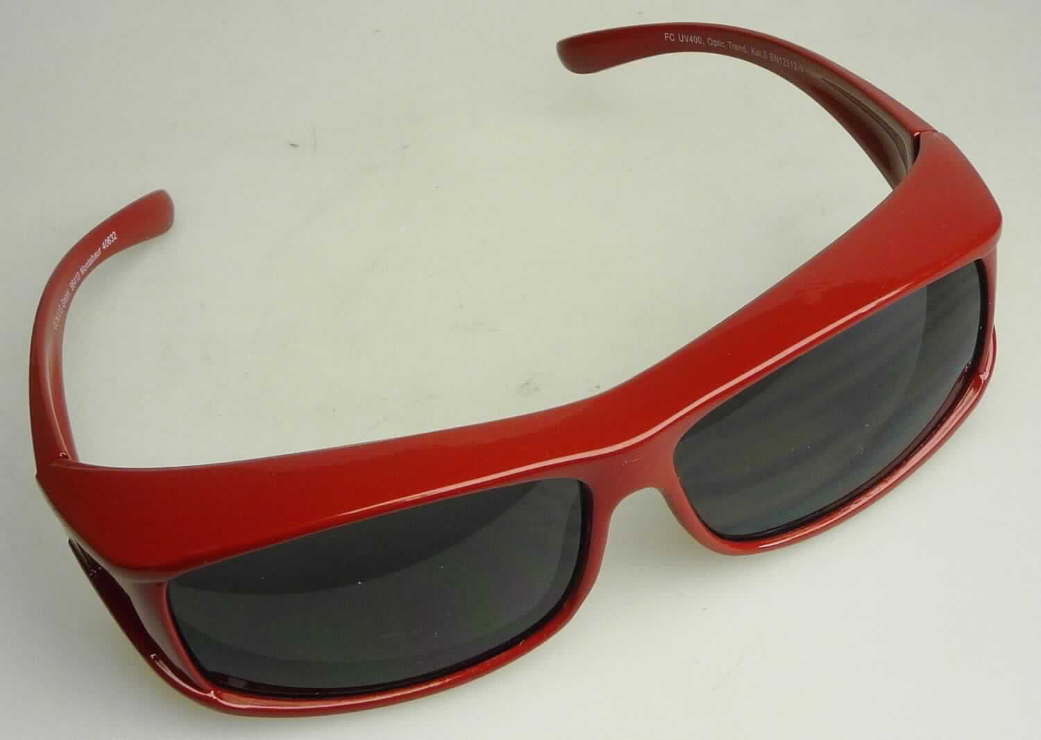 Sog. Sonnen-Überziehbrille, Art. 40632, im Wesentlichen bestehend aus einem farbigen Kunststoffbrillengestell mit getönten Brillengläsern aus Kunststoffen. Die Brille hat um die Gläser einen stärker ausgearbeiteten Rand, sodass sie sowohl einzeln als Sonnebrille sowie auch als Zusatzbrille über einer weiteren Brille getragen werden kann (siehe Abbildung in der Anlage).
Die in einem Kunststoffbeutel verpackte Ware ist als "Sonnenbrille, nicht mit optisch bearbeiteten Gläsern, mit Brillengläsern aus Kunststoffen" einzureihen.