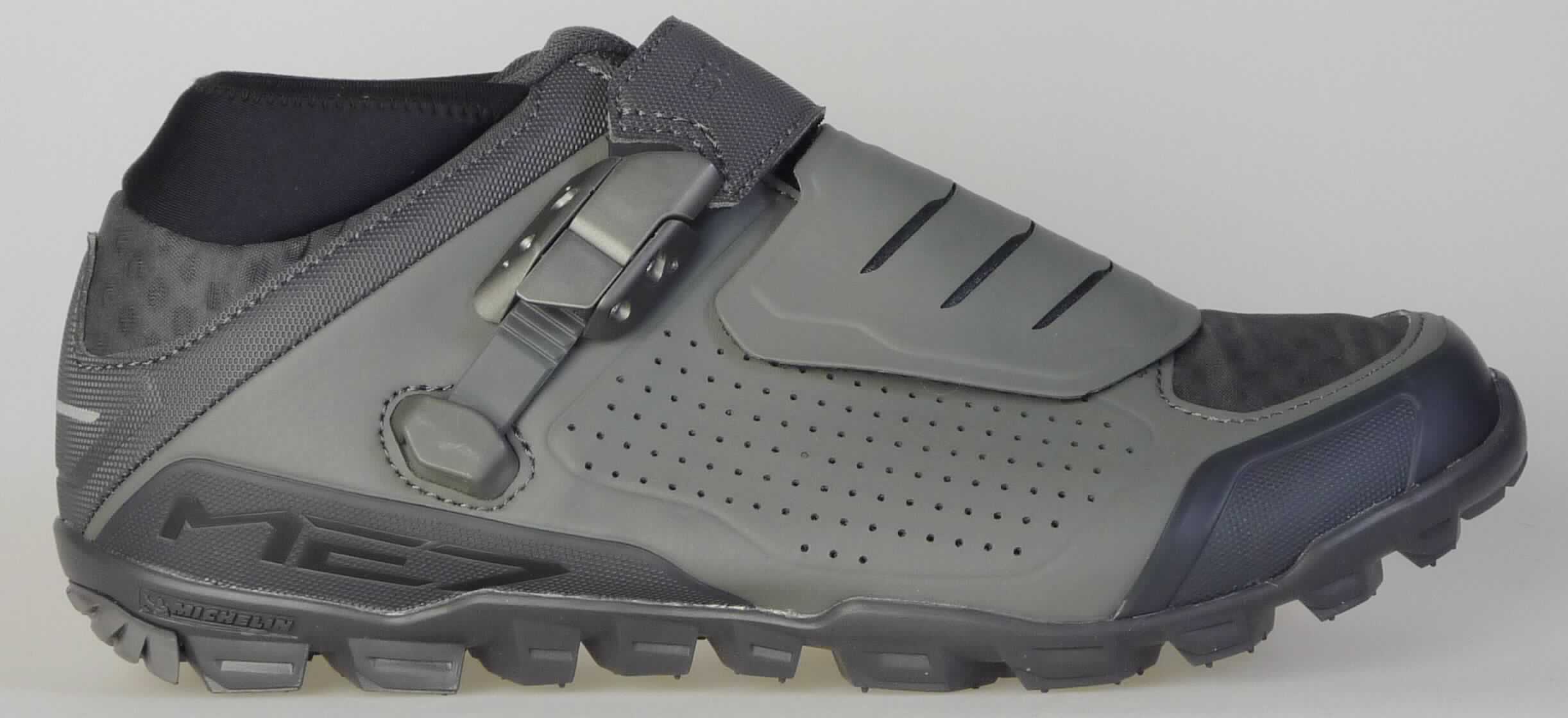 Radsportschuhe (lt. Antrag: "Fahrradschuhe - Explorer/Touringradschuhe, ESHRT4OC430SG00",
Foto siehe Anlage)
- mit Laufsohlen aus (lt. Antrag) Kautschuk,
- mit Oberteil aus Kunststoff (Spinnstoff mit einer mit bloßem Auge wahrnehmbaren Außenschicht aus 
  Kunststoff; den größten Teil der Außenfläche bildend) und Spinnstoff,
- mit Klett- und Ratschenverschluss,
- mit Pedalbefestigungsvorrichtung

"Sportschuhe mit Laufsohlen aus Kautschuk und Oberteil aus Kunststoff, andere als in der 
 Position 6401 und in den Unterpositionen 6402 1210 und 6402 1290 genannt"