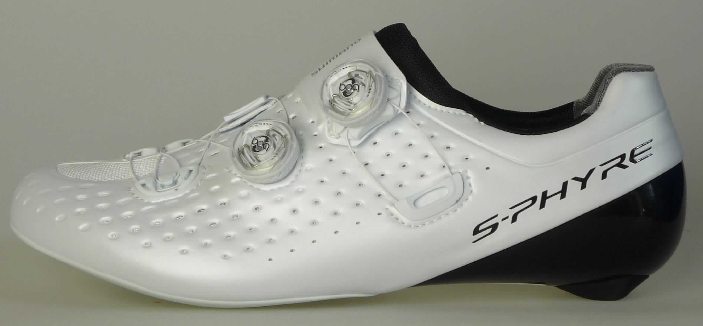 Radsportschuhe (lt. Antrag: "Fahrradschuhe - Road/Rennradschuhe, ESHRC9OC430SW00", Foto siehe Anlage)
- mit Laufsohlen aus (lt. Antrag) Kunststoff (mit eingearbeiteter Carbonfasereinlage; den 
  größten Teil der Berührungsfläche mit dem Boden bildend) und Kautschuk,
- mit Oberteil aus Kunststoff (Spinnstoff mit einer mit bloßem Auge wahrnehmbaren Außenschicht aus 
  Kunststoff; den größten Teil der Außenfläche bildend) und Spinnstoff,
- mit Drehradverschluss,
- mit Pedalbefestigungsvorrichtung

"Sportschuhe mit Laufsohlen und Oberteil aus Kunststoff, andere als in der 
 Position 6401 und in den Unterpositionen 6402 1210 und 6402 1290 genannt"