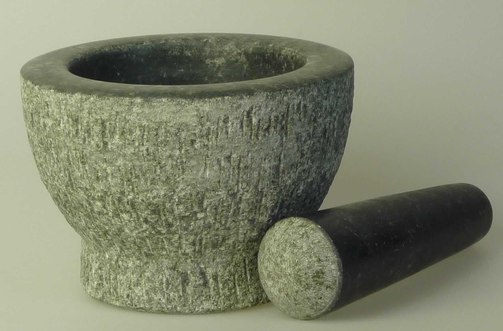 Angaben:
Granit Mörser mit Stößel in schwerer Ausführung. Die Maße (Stößel) = 15 cm tief / 2,5 - 4 cm breit / 3,5 cm Durchmesser am unteren Ende. Die Maße (Mörser) = 10 cm hoch / 10 cm Durchmesser / Gewicht: 4 kg. Mörser sowie Stößel sind aus Granit. Die Außenseite des Mörsers ist rau, die Innenseite ist glatt. Die Unterseite des Stößels (der Teil, der mit den Lebensmitteln in Kontakt kommt) ist ebenfalls rau, wohingegen die Griffseite glatt ist.

Warenbeschaffenheit:
Graues, granittypisch gemustertes Set aus einem Mörser mit rauer Außen- und glatter Innenseite und einem Stößel mit rauer Reibefläche und glatter Grifffläche.

Befund:
bearbeitete Werksteine und Waren daraus