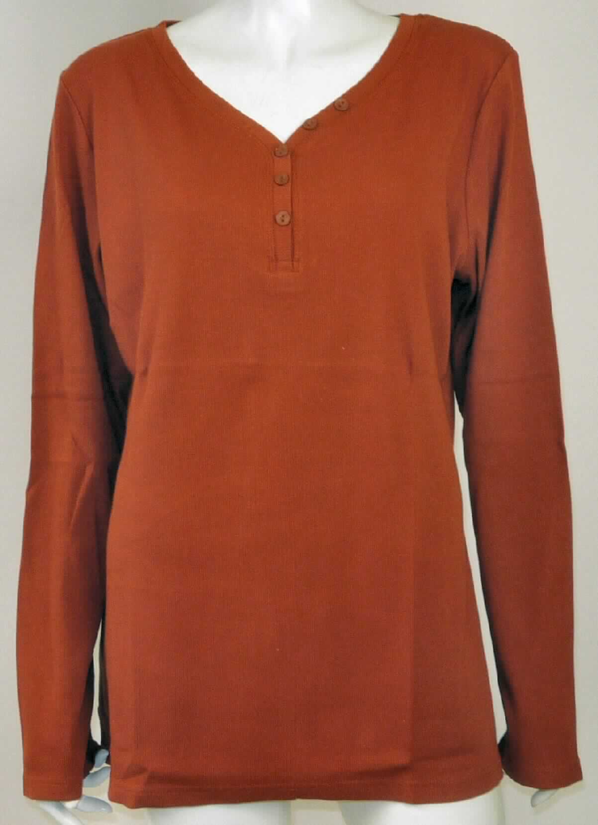 Hemdbluse, sog. Damen Shirt, Ordernummer 158473, Größe 44/46, Foto siehe Anlage,
- in einem Polybeutel mit Pappeinleger verpackt,
- aus etwa 0,8 mm dicken, einfarbigen Gewirken aus laut Antrag 97% Baumwolle und 3% Elasthan
  (Elastomergarne; synthetische Chemiefasern); mit durchschnittlich mehr als 10 Maschen in jeder
  Richtung je linearen Zentimeter,
- bis zum Schritt reichend (Rückenlänge: etwa 71 cm),
- mit einem V-förmigen Halsausschnitt,
- vorn mit einer nicht durchgehenden Öffnung (deshalb keine Kleidung der Position 6109) mit Knopf-
  verschluss von rechts über links (Frauenkleidung), 
- mit langen Ärmeln,
- den Hemden für Männer entsprechend zugeschnitten,
- am unteren Rand durch Umschlagen und Festnähen gesäumt.

"Hemdbluse, aus Gewirken, für Frauen, aus Baumwolle"