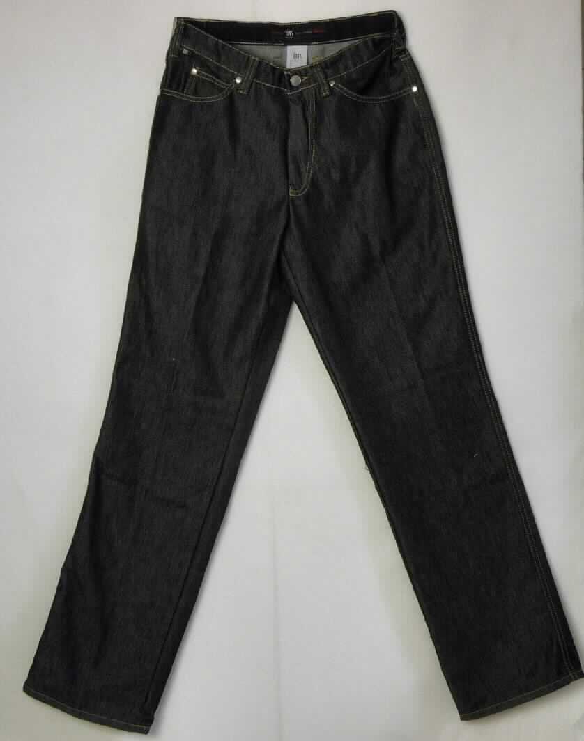 Lange Hose, sog. Herrenjeans, Art. 1669-730/8, Größe 46, Foto siehe Anlage,
- aus ca. 0,8 mm dicken, buntgewebten, köperbindigen Geweben (Denim) aus lt. Antrag 55 % Baumwolle und 45 % 
  Polyester (synthetische Chemiefasern),
- in der Taille abschließend; mit einem angesetzten Taillenbund mit Gürtelschlaufen,
- vorn mit einer Öffnung mit Reißverschluss, die von einer von links über rechts zu schließenden Patte mit 
  Knopfverschluss im Bund verdeckt ist (Männerkleidung),
- vorn mit zwei eingesetzten, offenen Taschen; mit zwei aufgesetzten, offenen Gesäßtaschen,
- mit knöchellangen Hosenbeinen,
- an den Beinabschlüssen durch Umschlagen und Festnähen gesäumt,
- lässt u.a. aufgrund des Schnitts und des allgemeinen Aussehens nicht erkennen, dass sie dazu bestimmt ist,
  ausschließlich oder hauptsächlich zum Schutz anderer Kleidungsstücke und/oder Personen bei der Ausübung 
  einer beruflichen Tätigkeit getragen zu werden (somit keine Arbeits- und Berufskleidung).

"Lange Hose, aus Geweben, für Männer, aus Baumwolle, keine Arbeits- und Berufskleidung, aus Denim"