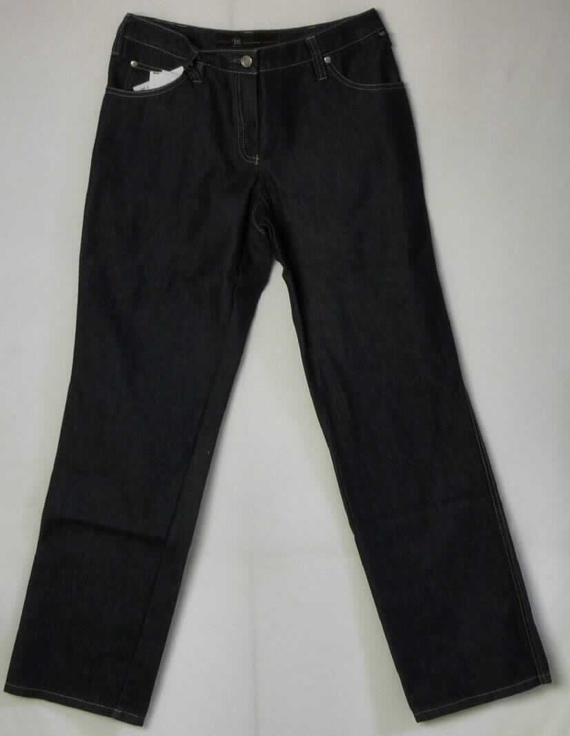 Lange Hose, sog. Damenjeans, Art. 1662-730/007, Größe 38, Foto siehe Anlage,
- aus ca. 0,8 mm dicken, buntgewebten, köperbindigen Geweben (Denim) aus lt. Antrag 55 % Baumwolle und 45 % 
  Polyester (synthetische Chemiefasern),
- in der Taille abschließend; mit einem angesetzten Taillenbund mit Gürtelschlaufen,
- vorn mit einer Öffnung mit Reißverschluss, die von einer von rechts über links zu schließenden Patte mit 
  Knopfverschluss im Bund verdeckt ist (Frauenkleidung),
- vorn mit zwei eingesetzten, offenen Taschen; mit zwei aufgesetzten, offenen Gesäßtaschen,
- mit knöchellangen Hosenbeinen,
- an den Beinabschlüssen durch Umschlagen und Festnähen gesäumt,
- lässt u.a. aufgrund des Schnitts und des allgemeinen Aussehens nicht erkennen, dass sie dazu bestimmt ist,
  ausschließlich oder hauptsächlich zum Schutz anderer Kleidungsstücke und/oder Personen bei der Ausübung 
  einer beruflichen Tätigkeit getragen zu werden (somit keine Arbeits- und Berufskleidung).

"Lange Hose, aus Geweben, für Frauen, aus Baumwolle, keine Arbeits- und Berufskleidung, aus Denim, nicht nach
 dem Batik-Verfahren handbedruckt"