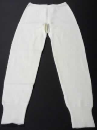 Lange Unterhose, sog. lange Angora Unterhose, Kat: 1174, Größe M, siehe beigefügtes Foto,
- aus 1,7 mm dicken, einfarbigen, gerippten, leicht gerauten Gewirken aus lt. Antrag 40% Angora
  (feine Tierhaare), 30% Wolle und 30% Polyamid (synthetische Chemiefasern),
- in der Taille abschließend mit einem ca. 2 cm breiten, elastischen Taillenbund,
- ohne Öffnung und ohne Verschluss,
- ohne Merkmale, die auf einen bestimmten Trägerkreis hinweisen (unisex),
- im Schritt mit einem Zwickel,
- an den Beininnenseiten zusammengenäht, somit keine Strumpfhose,
- mit knöchellangen Hosenbeinen,
- an den Beinabschlüssen mit angesetzten, verengenden Bündchen,
- kennzeichnet sich aufgrund des Materials, des Schnitts und der Ausstattung (u.a. gerippte
  Gewirke und Zwickel) als lange Unterhose, somit keine lange Hose der Position 6104.