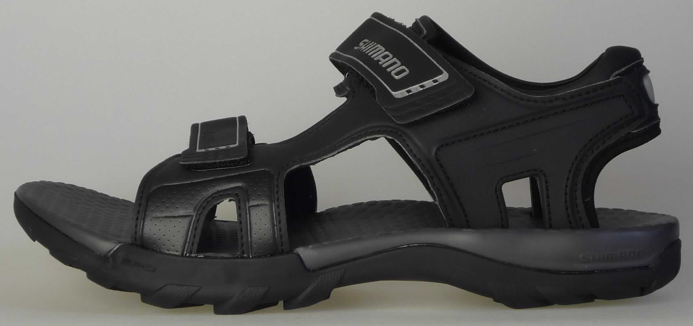 Radsportsandalen (lt. Antrag: "Fahrradschuhe - Tour/Mountain Touringsandale, ESHSD5OC440SG00",
Foto siehe Anlage)
- mit Laufsohlen aus (lt. Antrag) Kautschuk,
- mit Oberteil aus Kunststoff (Spinnstoff mit einer mit bloßem Auge wahrnehmbaren 
  Außenschicht aus Kunststoff),
- auf das Oberteil sind Zuschnitte aus Kunststoff und Spinnstoff als Verstärkungsteile aufgesetzt,
- mit Klettverschluss, 
- mit Pedalbefestigungsvorrichtung

"Sportschuhe mit Laufsohlen Kautschuk und Oberteil aus Kunststoff, andere als in der 
 Position 6401 und in den Unterpositionen 6402 1210 und 6402 1290 genannt"