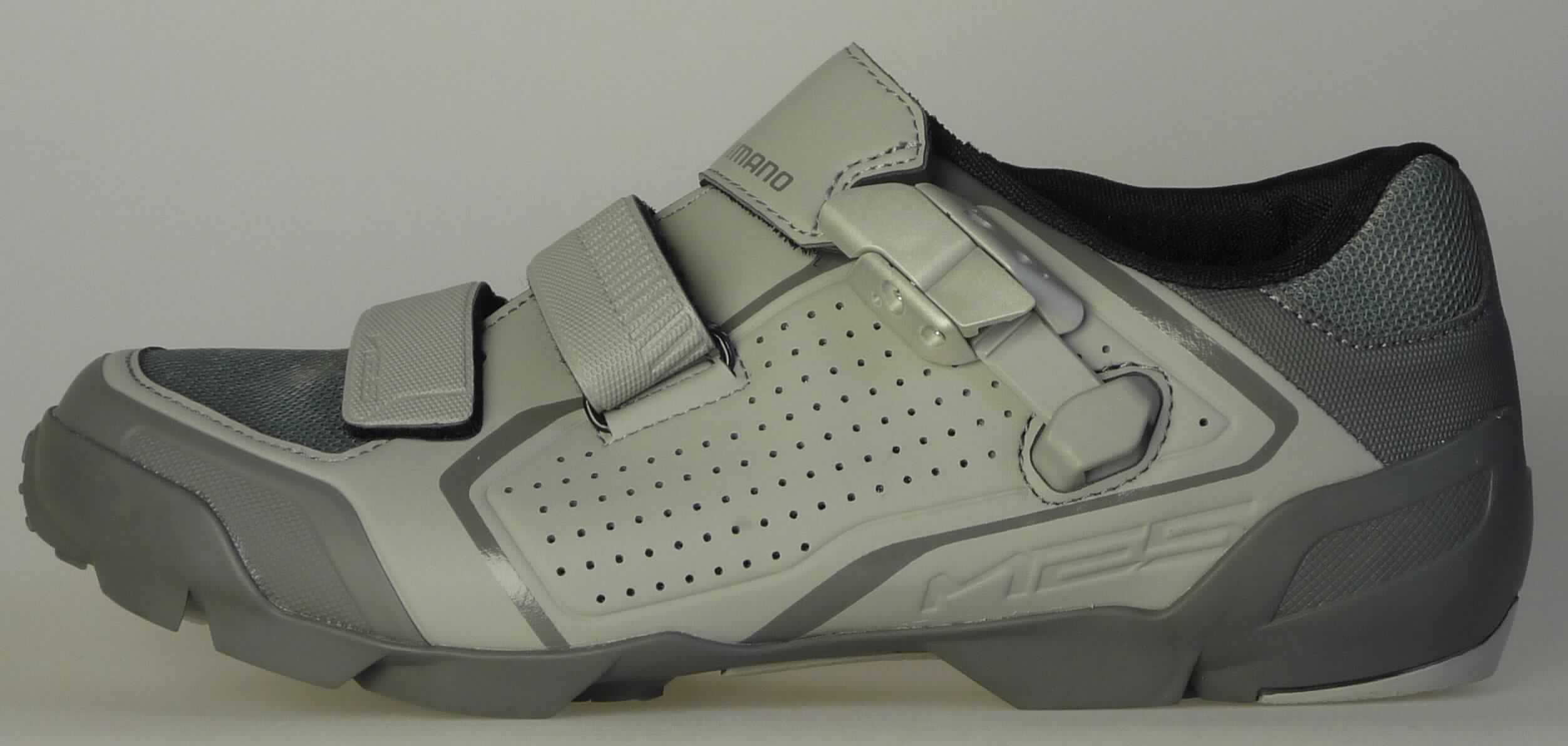 Radsportschuhe (lt. Antrag: "Fahrradschuhe -MTB / Mountainbikeradschuhe, ESHME5OC430SG00",
Foto siehe Anlage)
- mit Laufsohlen aus (lt. Antrag) Kautschuk,
- mit Oberteil aus Kunststoff (Spinnstoff mit einer mit bloßem Auge wahrnehmbaren Außenschicht aus 
  Kunststoff; den größten Teil der Außenfläche bildend) und Spinnstoff,
- mit Klett- und Ratschenverschluss,
- mit Pedalbefestigungsvorrichtung

"Sportschuhe mit Laufsohlen aus Kautschuk und Oberteil aus Kunststoff, andere als in der 
 Position 6401 und in den Unterpositionen 6402 1210 und 6402 1290 genannt"