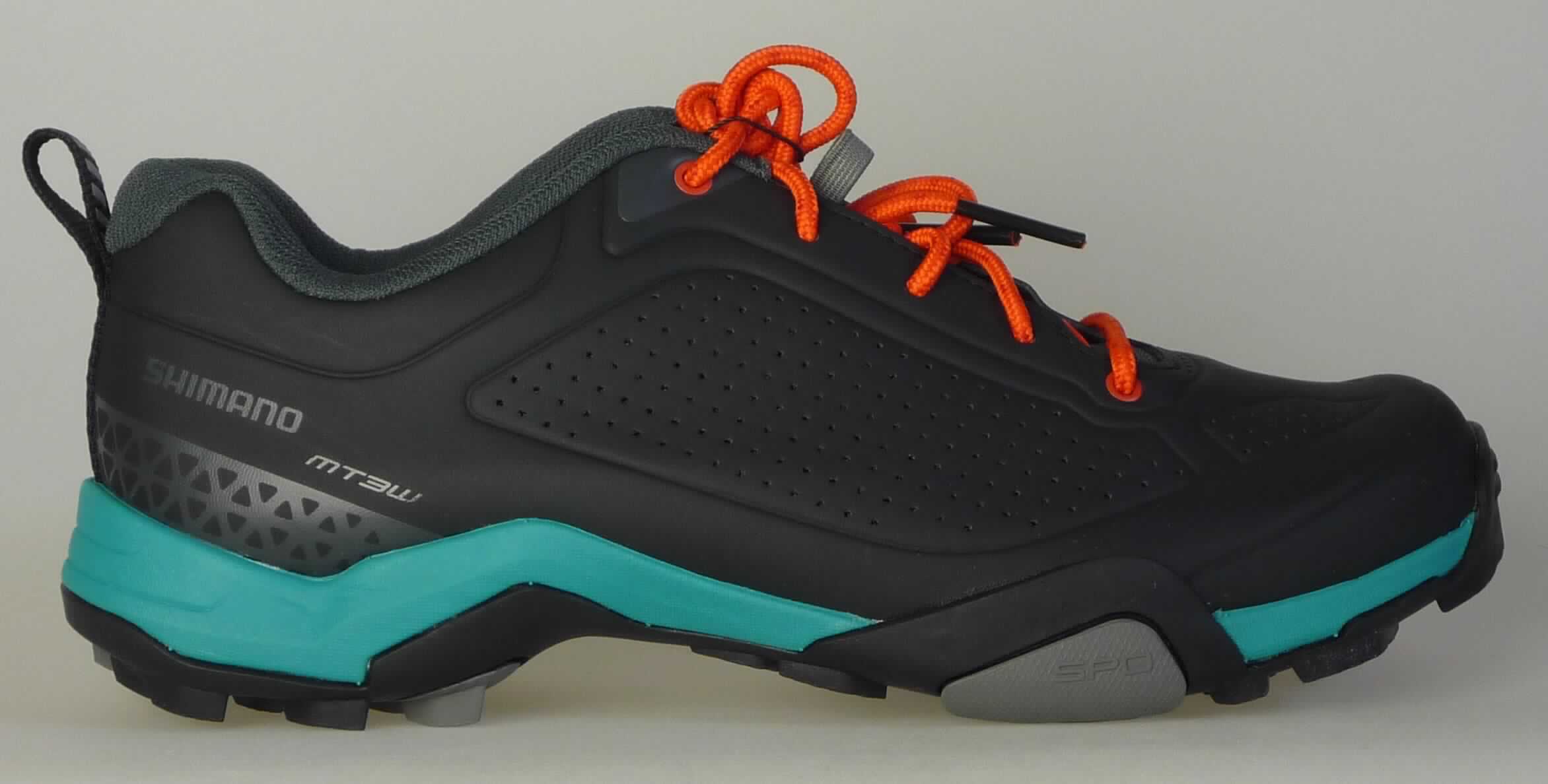 Radsportschuhe (lt. Antrag: "Fahrradschuhe - Tour/Mountain Touringschuhe, ESHMT3OG410WG00",
Foto siehe Anlage)
- mit Laufsohlen aus (lt. Antrag) Kautschuk,
- mit Oberteil aus Kunststoff (Spinnstoff mit einer mit bloßem Auge wahrnehmbaren 
  Außenschicht aus Kunststoff),
- mit Schnürsenkelverschluss,
- mit Pedalbefestigungsvorrichtung

"Sportschuhe mit Laufsohlen aus Kautschuk und Oberteil aus Kunststoff, andere als in der 
 Position 6401 und in den Unterpositionen 6402 1210 und 6402 1290 genannt"