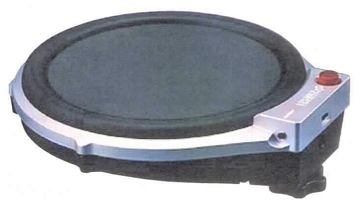 Sog. elektronisches Drum Pad, siehe Foto.
Es handelt sich um ein elektronisches Schlaginstrument aus unedlem Metall,
Größe: ca. 297 x 74 mm mit 3-Zonen Triggering, Pad Controller zum Einstellen
verschiedener Parameter (bspw. Einstellung und Spannung der Schären, Stimmung) und
Regler zum Steuern des Pegels des Triggerausgangs.
Das Drum Pad ist in Warenzusammenstellung mit einem Anschlusskabel
(Stereo-Klinkenkabel) zum Verbinden der Ausgangsbuchse (Output) am Pad mit der
Eingangsbuchse an einem Drum Trigger Modul (nicht Gegenstand dieser vZTA) und einem
Klemmbolzen für den Einzelverkauf aufgemacht. Das Snare Drum Pad bestimmt im Hinblick
auf die Bedeutung für die Verwendung den Charakter der Warenzusammenstellung.

Diese Ware ist als "anderes als von den Unterpositionen 9207 10 bis 9207 9010
erfasstes Musikinstrument, bei dem der Ton elektrisch erzeugt wird" einzureihen.