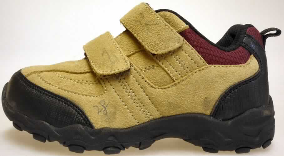 Trainingsschuhähnliche Schuhe (lt. Antrag: "Freizeitschuhe Argon, Art. Nr. 260011K", Foto siehe Anlage)
- mit Laufsohlen aus (lt. Antrag) Kunststoff; ohne Hauptsohle aus Holz,
- mit Oberteil (geschlossenes Blatt) aus Leder (den größten Teil der Außenfläche bildend), Spinnstoff 
  und Kunststoff (Spinnstoff mit einer mit bloßem Auge wahrnehmbaren Außenschicht aus Kunststoff),
- auf das Oberteil ist im vorderen Bereich ein Stück aus Leder als Verstärkungsteil aufgesetzt,
- nicht mit Dornen, Krampen, Klammern, Stollen oder ähnlichen Vorrichtungen versehen 
  oder für deren Anbringung hergerichtet (keine Sportschuhe),
- mit Klettverschluss,
- nicht den Knöchel bedeckend,
- mit einer Länge der Innensohle von weniger als 24 cm,
- nach Spezialtechniken hergestellt, mit einem cif-Preis je Paar (lt. Antrag) von mehr als 7,50 Euro,
  mit mehrlagiger, geformter, stoßdämpfende Eigenschaften aufweisender Sohle aus synthetischen Stoffen

"Schuhe mit Laufsohlen aus Kunststoff und Oberteil aus Leder, andere als in den Unterpositionen 
 6403 1200 bis 6403 9950 genannt, mit einer Länge der Innensohle von weniger als 24 cm, nach 
 Spezialtechniken hergestellt"