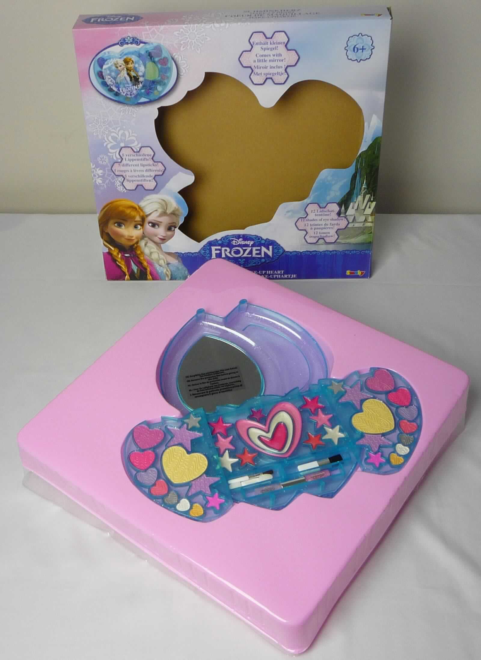 Erzeugnis zum Schminken; Schminkset für Kinder
Bei der vorgelegten Ware handelt es sich um ein Schminkset für Kinder, verpackt in einer Kunststoffverpackung mit transparentem deckel und umverpackt in einem bunt bedruckten Pappkarton mit Sichtfenster. Darin ist eine blaue Kunststoffschale mit Mulden für die Schminkmittel und mit einem Klappdeckel enthalten. Der Deckel weist einen eingelassenen Spiegel in Form eines Herzens auf. Die Schale umfasst zwei Schubelemente die durch Zusammenschieben ein Verschließen der gesamten Schale in Form eines Doppelherzes ermöglicht.
Es liegt eine Warenzusammenstellung in Aufmachung für den Einzelverkauf vor, die aus folgenden Bestandteilen besteht:
- Puder: 8 g
- Lidschatten: 20,6 g
- Lipgloss: 13,5 g
- Lipgloss mit Applikator 2,8 g
- drei Applikationspinsel

Die Ware ist als Erzeugnis zum Schminken, Schminkmittel  für die Augen in die Position 3304 der Kombinierten Nomenklatur einzureihen.
Es handelt sich um eine Warenzusammenstellung, deren Charakter vom Umfang her durch die Schminkmittel für die Augen bestimmt wird.