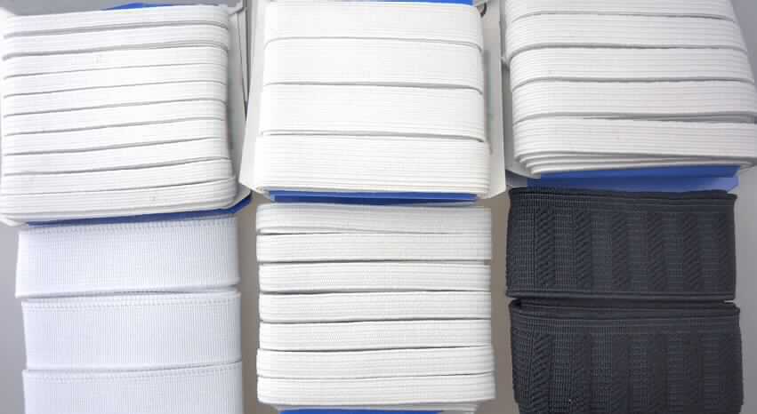 Geflechte als Meterware, in vier verschiedenen Ausführungen, sog. Standard-Elastic, Super-Elastic, 
Breit-Elastic und Schlauch-Elastic, Fotos siehe Anlage,
- als Meterware auf einer Karte aus Pappe mit aufgedruckter Produktbeschreibung aufgemacht,
- Standard-Elastic:
-- laut Produktbeschreibung mit einer Länge von 6 m; mit einer Breite von etwa 4 mm,
-- aus einem Flachgeflecht aus laut Antrag 68 GHT Polyester und 32 GHT natural emulsion;
   kein Gewebe (somit kein Band der Position 5806),
- Super-Elastic:
-- laut Produktbeschreibung mit einer Länge von 6 m; mit einer Breite von etwa 6 mm,
-- aus einem Flachgeflecht aus laut Antrag 68 GHT Polyester und 32 GHT natural emulsion;
   kein Gewebe (somit kein Band der Position 5806),
- Breit-Elastic:
-- laut Produktbeschreibung mit einer Länge von 2 m; mit einer Breite von etwa 12 mm,
-- aus einem Flachgeflecht aus laut Antrag 71 GHT Polyester und 29 GHT natural emulsion;
   kein Gewebe (somit kein Band der Position 5806),
- Schlauch-Elastic:
-- aus einem schlauchförmigen, abgeplatteten Geflecht aus laut Antrag 60 GHT Polyester und
   40 GHT natural emulsion; dient nicht dem Fortleiten von Flüssigkeiten (u. a. deshalb kein
   Schlauch der Position 5909).

"Geflechte als Meterware"