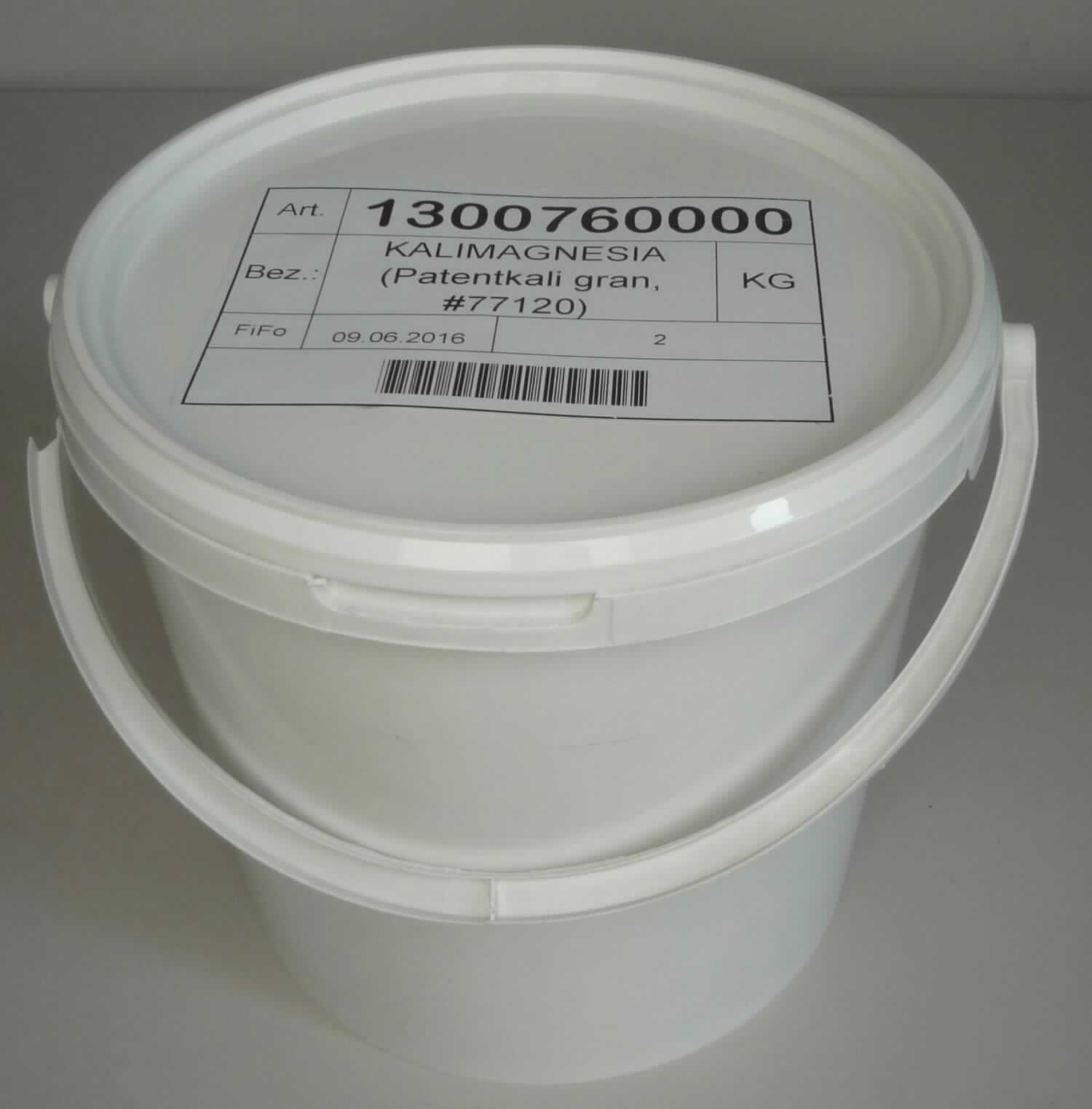 Düngemittel

Bei der Ware handelt es sich um grobkörniges weißgraues Granulat mit der Bezeichnung Gartenkraft Kalimagnesia. Das Erzeugnis besteht nach den Angaben im Wesentlichen aus Kaliumsulfat und Magnesiumsulfat.
Die Ware dient als Düngemittel und ist zum Einzelverkauf mit einer Verpackungsgröße von 10 kg aufgemacht. 

Die Ware ist als Düngemittel in Packungen mit einem Rohgewicht von 10 kg oder weniger, in den TARIC-Code  3105 1000 90 der Kombinierten Nomenklatur einzureihen.