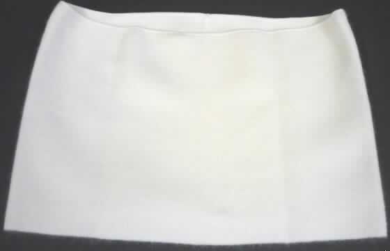 Andere Kleidung aus Gewirken, sog. Angora Nierenwärmer, Kat: 1172, Größe XL, siehe beigefügtes
Foto,
- aus 3,5 mm dicken, einfarbigen, gerippten, leicht gerauten Gewirken aus lt. Antrag 40% Angora
  (feine Tierhaare), 25% Wolle, 30% Polyamid und 5% Elasthan (beides synthetische Chemiefasern),
- schlauchförmig; mit einer Breite von ca. 27 cm und einer Länge von ca. 42 cm (flachliegend
  gemessen); u.a. aufgrund der geringen Länge kein Rock der Position 6104,
- schulterfrei (somit kein Pullover der Position 6110),
- die Taille bedeckend,
- kann sichtbar als Oberkleidung getragen werden, u.a. somit keine Ware der Position 6212,
- aufgrund der Abmessungen kein Bekleidungszubehör (Gürtel) der Position 6117,
- an oberen mit einem elastischen Abschluss und am unteren Rand abgepasst gewirkt.