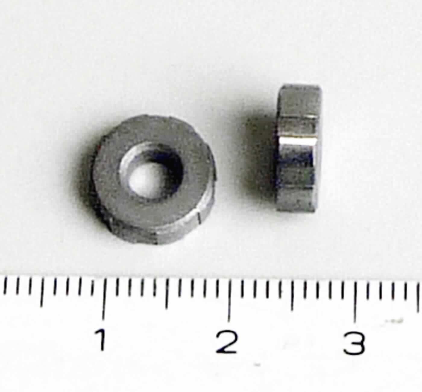 Sog. Gleitlager, in Form eines zylindrischen Körpers aus Metall, mit einem Außendurchmesser von ca. 10 mm, einem Innendurchmesser von ca. 4 mm sowie einer Länge von ca. 3 mm, am Außenrand mit regelmäßigen leichten Einkerbungen, dient laut Antragstellerangaben der Lagerung von Ankerwellen in Motoren.

Das Erzeugnis ist als "Wellengleitlager, nicht für zivile Luftfahrzeuge, nicht von der Codenummer 8483 3080 20 0 erfasst" einzureihen.