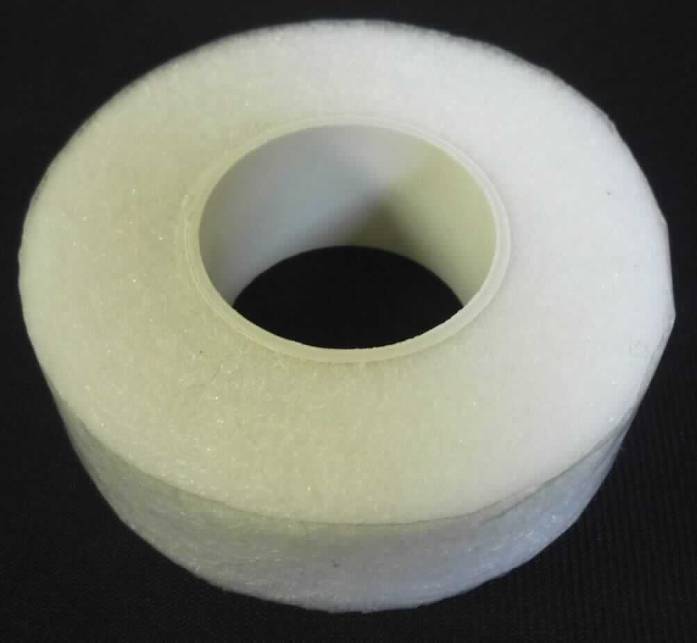 Vliesstoff, sog. Sortiment Bügel-Saumband, Foto siehe Anlage,
- laut Antrag zu zwei Stück im Set,
- als Meterware, mit einer Länge von laut Antrag 5 m und einer Breite von 3 bzw. 3,8 cm,
- augenscheinlich aus synthetischen Filamenten,
- laut Antrag:
-- aus 100 % Polyamid,
-- thermisch verfestigt,
-- weder bestrichen noch überzogen,
-- mit einem Quadratmetergewicht von 23 Gramm.

"Vliesstoff, aus synthetischen Filamenten, mit einem Quadratmetergewicht von weniger als 25 g, weder bestrichen 
 noch überzogen, anderer als in den Unterpositionen 5603 1190 10 und 5603 1190 20 genannte"
