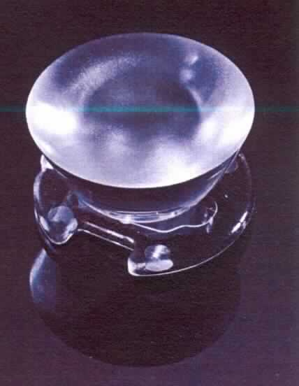 Sog. Plastiklinse für LEDs, in Form einer transparenten, kegelförmigen Linse mit speziell geformter Einsetzplatte, aus Kunststoff, mit einem Durchmesser von 26 mm und einer Höhe von 14,9 mm. Die Linse dient der Lichtbündelung auf einen 30°-Winkel. Sie ist für die Osram LED "Oslon Black Flat" bestimmt, die als Beleuchtungsgerät für verschiedene Fahrzeuge (KZF, Fahrrad) oder als Beleuchtung bei der Arbeit dienen kann. 
Zur äußeren Form siehe Abbildung in Anlage.

Die Ware wird als "optisches Element, nicht aus optisch nicht bearbeitetem Glas, anderes als in Unterposition (HS) 9001 10 bis 9001 50 genannt, anderes als in TARIC-Code 9001 9000 10 bis 9001 9000 85 genannt" eingereiht.