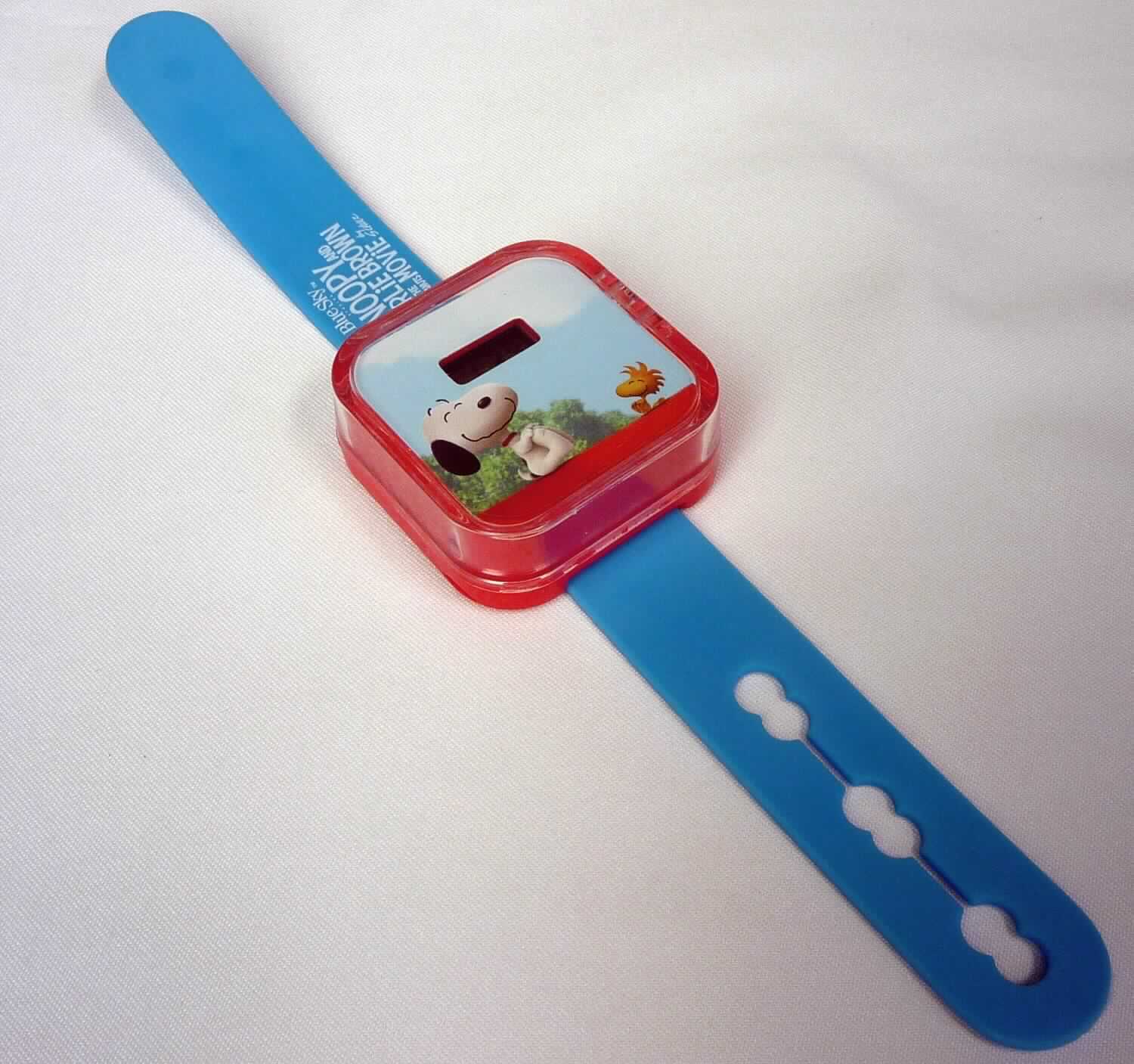 Bei dem Erzeugnis aus der Serie "McDonalds - Peanuts 2015" (Motiv: Watch) handelt es sich um eine Armbanduhr mit rechteckigem Kunststoffgehäuse (42 x 42 mm) und einem Kunststoffarmband. In dem Kunststoffgehäuse sind ein großes Bild von Snoopy und ein kleines Anzeigenfeld untergebracht.

Die elektrisch betrieben Armbanduhr (Batterie) ist mit zwei Funktionstasten zum Stellen und Wechseln der optoelektronischen Anzeige ausgestattet. Mit Hilfe der Tasten kann die Uhrzeit und die Stoppeinrichtung bedient werden.

Die in einer durchsichtigen Kunststofftüte verpackte Ware ist als "elektrisch betriebene Armbanduhr nur mit optoelektronischer Anzeige, nicht von der Position 9101 erfasst" einzureihen.