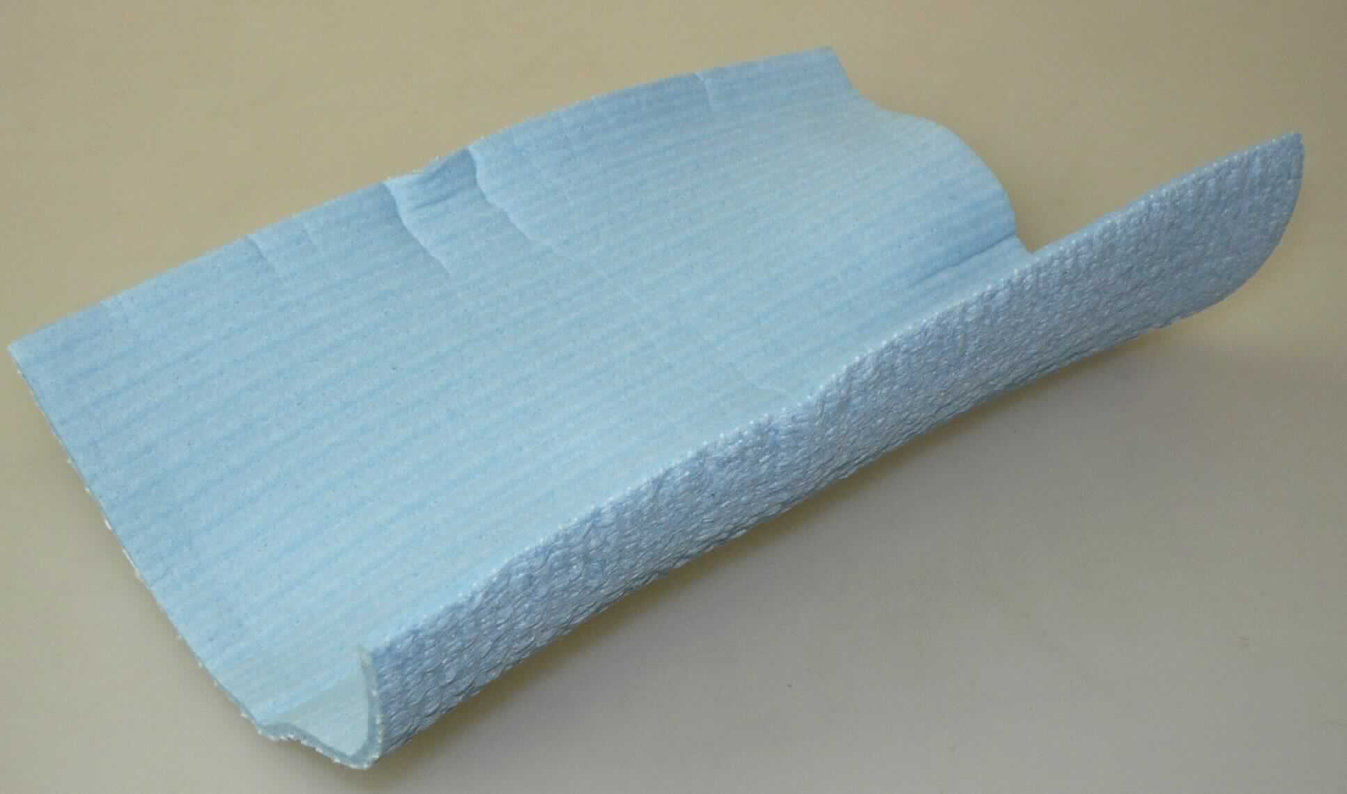 Angaben des Antragstellers:
Schwamm-Spültücher, 5er-Pack, 18 x 20 cm, blau (oder farbig)

Ergebnis der Untersuchung eines Warenmusters:
Rechteckig zugeschnittene, blaue, feuchte Tücher aus Zellkunststoff (regenerierte Cellulose). In dem Kunststoff befindet sich zur Verstärkung ein weißes, undichtes Kettengewirke (Abmessungen: ca. 20 x 18 x 0,4 cm).

Befund:
Es liegen verstärkte Flächerzeugnisse aus Zellkunststoff im Sinne der Position 3921 vor.