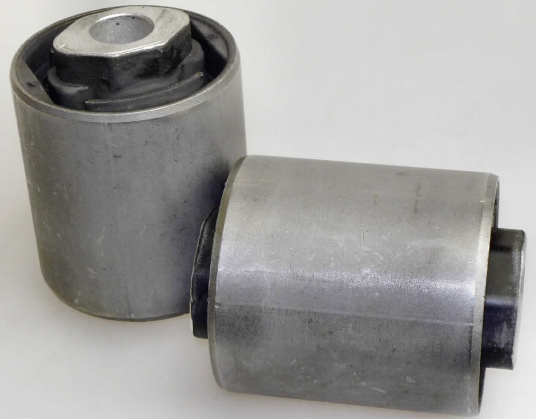Angaben des Antragstellers: 
Buchse (Bushing) aus Naturkautschuk und Metall

Die Ware dient der Reduzierung von Vibrationen im Auto.

Feststellungen an einem Warenmuster:
Zwei Metallhülsen, die über ein schwarzes, elastisches Material verbunden sind. Das Formteil wird an Kraftfahrzeugen verwendet.

Es liegt eine Ware aus Weichkautschuk und Metall für Kraftfahrzeuge der Unterposition 4016 9952 vor.