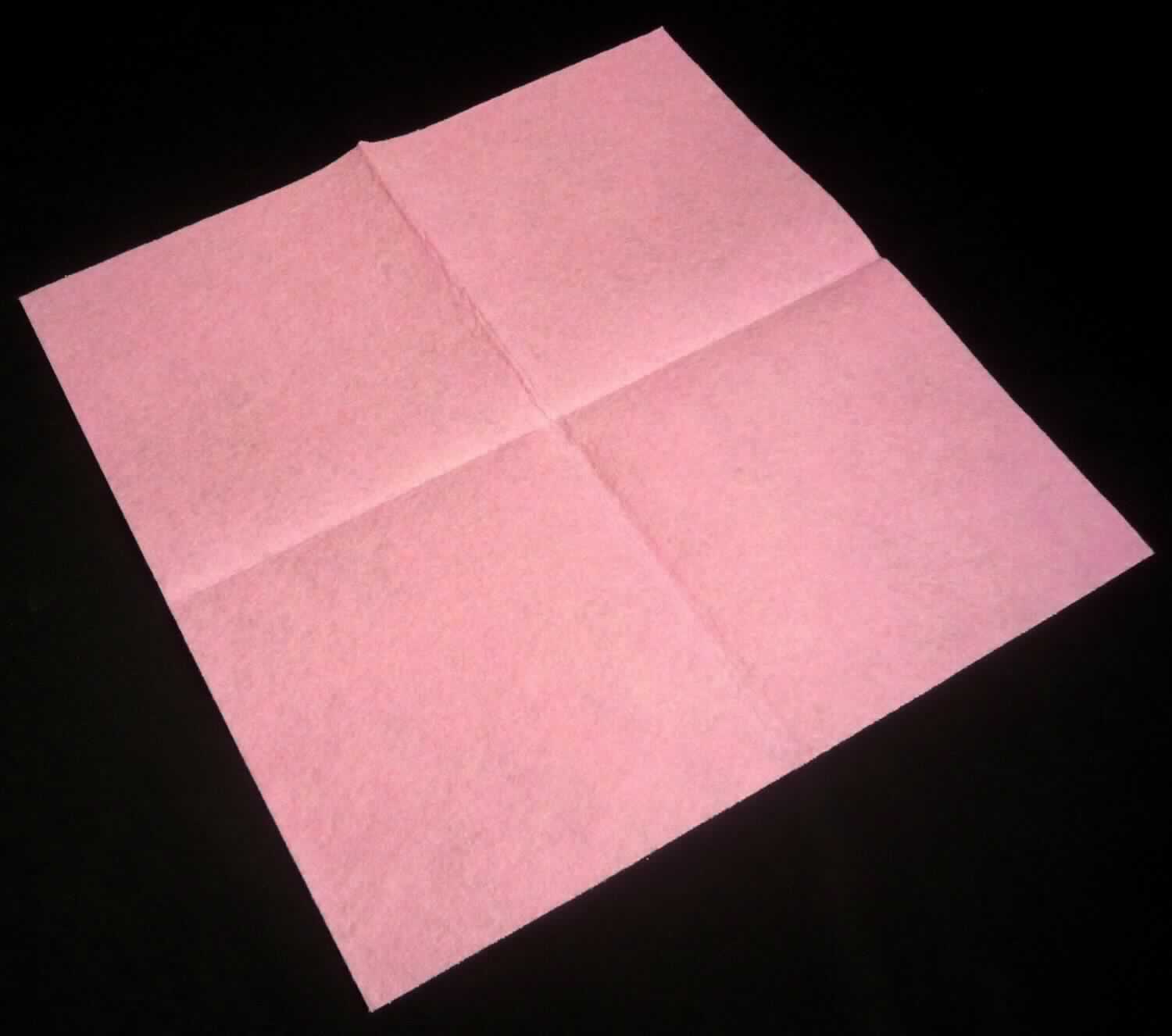 Vliesstoff, Foto siehe Anlage,
- quadratisch zugeschnitten; lt. Antrag in den Abmessungen (L x B): 38 cm x 38 cm (somit nicht konfektioniert und 
  keine Ware der Position 6307),
- laut Untersuchungsergebnis:
-- einlagiger Vliesstoff aus genadelten und mit Bindemittel verfestigten Chemiefasern (laut Antrag: 85 % Viskose 
   und 15 % Polyester),
-- keine Filamente und keine heißluftgezogenen (meltblown) Fasern enthaltend,
-- mit einem Quadratmetergewicht von ca. 117 g,
-- weder bestrichen noch überzogen.


"Vliesstoff, anderer als in den Unterpositionen 5603 11 bis 5603 14 genannte, mit einem Quadratmetergewicht 
  von mehr als 70 g bis 150 g, nicht bestrichen oder überzogen, anderer als in den Unterpositionen
  5603 9390 10 bis 5603 9390 60 genannte"