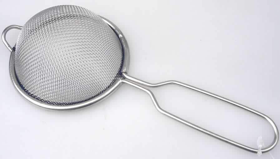 Sog. Teesieb aus Edelstahl, s. Foto.
Es handelt sich um ein Handsieb zum Aussieben fester Stoffe, bestehend aus einem runden Rahmen mit einem engmaschigen Siebeinsatz (D x T = 7 x 3,5 cm).
Das Handsieb ist auf einer Seite mit einem Handgriff aus Draht (L x B = 8,5 x 2,3 cm)  und auf der gegenüberliegenden Seite mit einem halbrunden Henkel zum Einhängen versehen.
Die gesamte Ware besteht aus Edelstahl. Die Gesamtlänge beträgt 16,5 cm.

Die beschriebene Ware ist als "Handsieb" einzureihen.