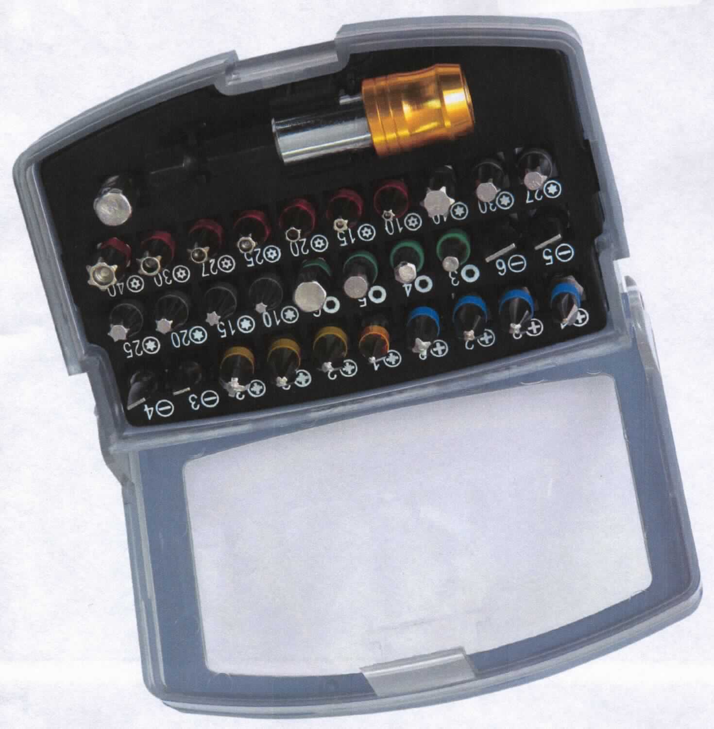 "Bit-Satz"
Warenzusammenstellung in Aufmachung für den Einzelverkauf, bestehend aus

- 30 Stück Schraubendrehereinsätzen (Bits) in unterschiedlicher Form aus unedlem Metall

- ein Schnellwechselbithalter aus unedlem Metall

- einem Adapter von Sechs- auf Vierkant aus unedlem Metall

- die Bits bestimmen insbesondere hinsichtlich der Menge und der Bedeutung für die Verwendung
  den Charakter der Warenzusammenstellung

- gemeinsam in einer passgenau gestalteten und zum dauernden Gebrauch geeigneten
  Kunststoffbox aufgemacht

Abbildung siehe Anlage.

Derartige Erzeugnisse gehören als "andere auswechselbare Werkzeuge (Schraubendrehereinsätze) zur Verwendung in mechansichen oder nichtmechanischen Handwerkzeugen oder in Werkzeugmaschinen, mit arbeitendem Teil aus unedlem Metall" zur Codenummer 8207 9030 00 0.
