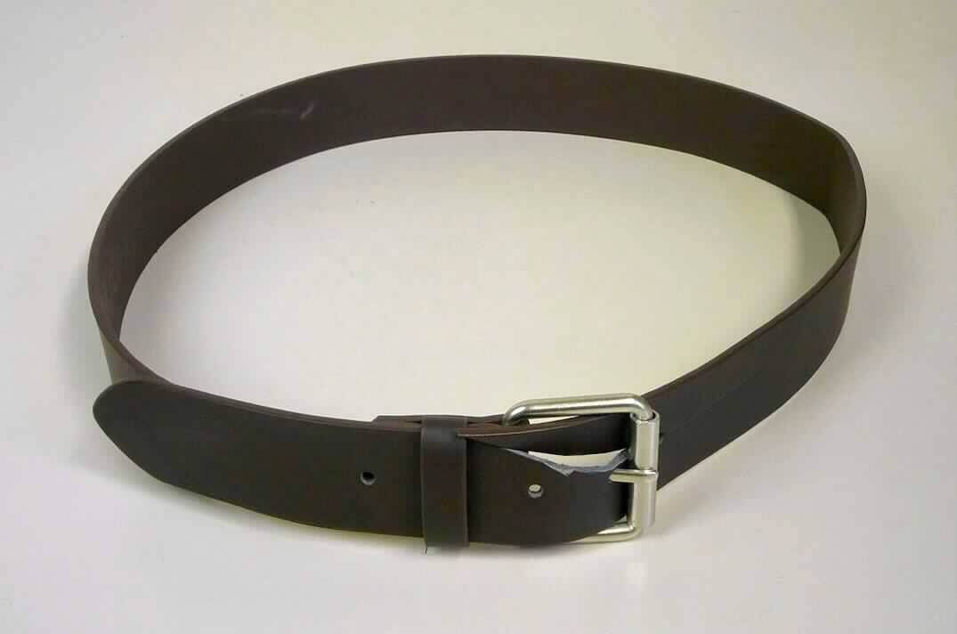 Gürtel, Artikel BD3586.A, Foto siehe Anlage,
- aus verschiedenen Stoffen zusammengesetzt; bestehend aus:
- - einer ca. 1 mm dicken Außenlage aus mit Kunststoff überzogenem Gewebe,
- - einer ca. 1,9 mm dicken Mittellage aus rekonstituiertem Leder,
- - einer ca. 0,6 mm dicken Innenlage aus Kunststofffolie,
- mit einer Gürtelschnalle aus unedlem Metall, 
- mit gestanzten Löchern versehen,
- mit einer Länge von ca. 111 cm und einer Breite von ca. 4 cm,
- ohne Hinweise auf Handarbeit,
- das rekonstituierte Leder bestimmt im Hinblick auf die Verwendung (Zugfestigkeit) und den 
  Umfang (Dicke) den Charakter der zusammengesetzten Ware.
 
"Bekleidungszubehör (Gürtel), aus rekonstituiertem Leder, nicht handgearbeitet"