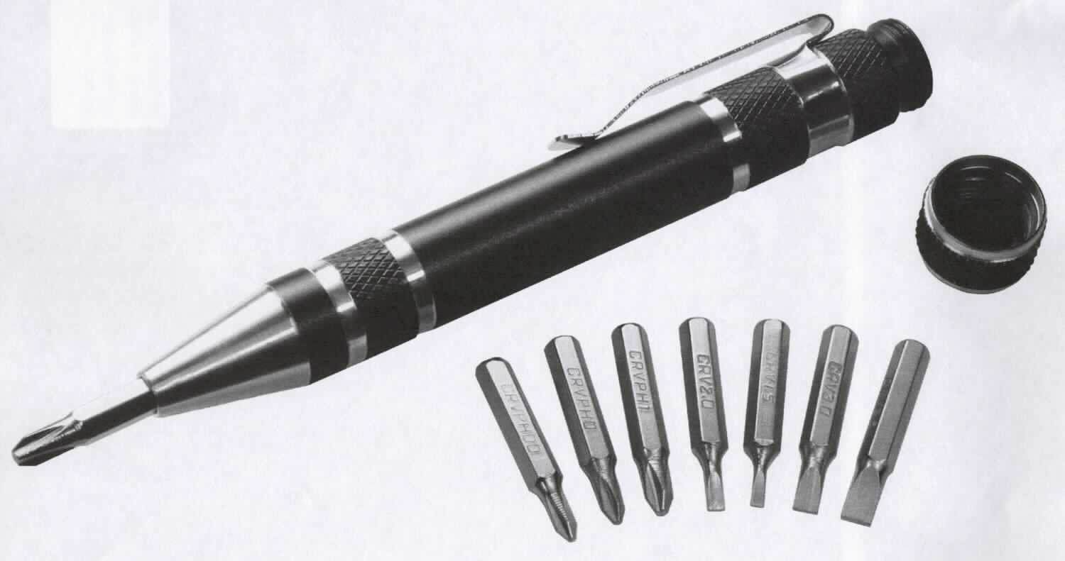 "Bit-Stift";
Warenzusammenstellung in Aufmachung für den Einzelverkauf, bestehend aus

- einer noch nicht zusammengesetzten Ware aus

- - einem kugelschreiberähnlichen, geraden Antriebsteil aus unedlem Metall für 
    Schraubendrehereinsätze mit aufschraubbaren Gehäuse, das innen einen 
    Hohlraum aufweist, sowie mit einem Befestigungsclip

- - und einem Schraubendrehereinsatz aus unedlem Metall

- sieben weiteren unterschiedlichen Schraubendrehereinsätzen aus unedlem Metall

- die Schraubendrehereinsätze sind im Hohlraum der zusammengesetzten 
  Ware eingelegt

- zum Lösen oder Festziehen von Schrauben

- die Warenzusammenstellung ist in einem Karton aufgemacht

- die noch nicht zusammengesetzte Ware bestimmt den Charakter der Warenzusammenstellung

Abbildung siehe Anlage.

Derartige Erzeugnisse gehören als "Handwerkzeuge (Schraubendreher) anderweit weder 
genannt noch inbegriffen, mit arbeitendem Teil aus unedlem Metall" zur Codenummer
8205 4000 00 0 des Zolltarifs (ZT).