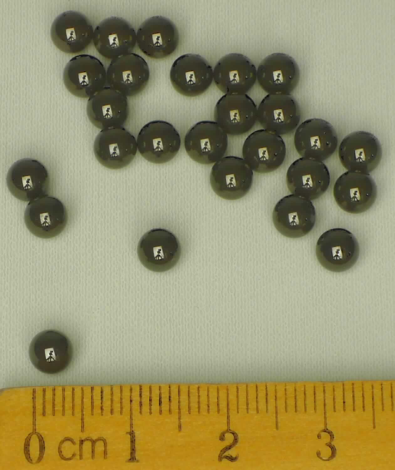 Keramische Waren zu technischen Zwecken, sog. Keramikkugeln, Abbildung siehe Anlage, 
- in Form von metallisch glänzenden, anthrazitfarbenen Kugeln, 
- mit einem Durchmesser von ca. 4,76 mm, 
- nach vorheriger Formgebung keramisch gebrannt (gesintert), 
- aus Siliziumnitrid (Si3N4, lt. Antrag), 
- mit einer Mohsschen Härte von weniger als 9 (lt. Antrag), 
- zum Einsatz in Kugellagern bestimmt, 
- keine Zuweisung zu Pos. 8482, da aus keramischen Stoffen.

"Keramische Ware zu technischen Zwecken (Kugeln), aus Siliciumnitrid (Si3N4), mit einer Mohsschen 
Härte von weniger als 9"