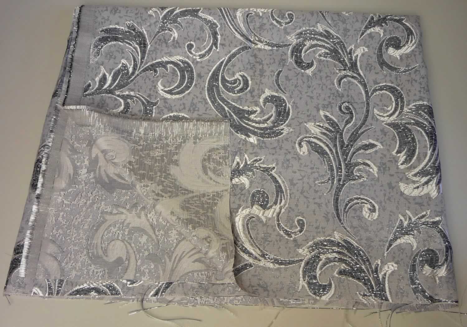 Jacquardgewebe, Foto siehe Anlage,
- als Meterware; laut Antrag mit einer Breite von 150 cm,
- laut Untersuchungsergebnis:
-- buntgewebtes Jacquardgewebe aus ungezwirnten, nicht hochfesten Garnen,
--- aus Kettgarnen aus synthetischen Filamenten (laut Antrag: aus Polyester),
--- aus hellen Schussgarnen aus synthetischen Filamenten (laut Antrag: aus Polyester),
--- aus schwarz-melierten Schussgarnen aus metallisierten Garnen der Position 5605, bestehend aus einem 
    metallisierten Streifen aus synthetischer Spinnmasse mit einer augenscheinlichen Streifenbreite von unter 1 mm, 
    der mit einem Garn aus synthetischen Filamenten verdreht ist,
-- mit einem Gesamtanteil an:
--- synthetischen Filamenten von ca. 77 GHT,
--- metallisierten Garnen von ca. 23 GHT.

"Gewebe aus Garnen aus synthetischen Filamenten, anderes als in den Unterpositionen 5407 10 bis 5407 84
 genannte, buntgewebt"