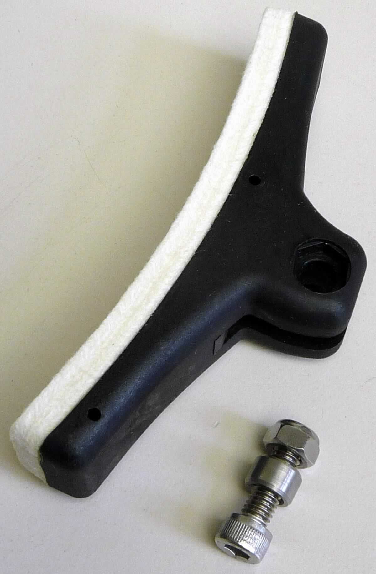 Bei der durch ein Warenmuster, Abbildungen und ergänzenden Angaben veranschaulichten Ware
handelt es sich um einen spezifisch geformten, leicht gebogenen Träger aus schwarzem,
formgespressten Kunststoff, der auf der Oberseite mit mit einer gabelförmigen Montagevorrichtung
mit quer verlaufender Befestigungsbohrung und auf der Unterseite mit einem Reibbelag ausgestattet
ist (sog. Brake Pad Kit; Bremsbelag, Art. 130-01-00005-01; Größe ca. 115 x 25 x 50 mm -L x B x H-). 
Das Erzeugnis ist als Einbauteil speziell auf den Durchmesser und die Breite des Schwungrades
von Fitnessgeräten (sog. Indoor-Trainings-Fahrrädern), die über verschiedene Trainingsprogramme 
und einstellbare Belastungsstufen verfügen, abgestimmt und dient dem Abbremsen.
Das Erzeugnis stellt sich als erkennbares Teil für sog. Indoor-Trainingsfahrräder dar und ist 
zusammen mit Montagematerial (Schraube) in einer klarsichtigen, bedruckten Kunststoffhülle mit 
Etikett verpackt.

Die Ware ist als "Teil, erkennbar ausschließlich bestimmt für ein Übungsgerät für die allgemeine 
körperliche Ertüchtigung, in Kapitel 95 anderweit weder genannt noch inbegriffen, mit System zum 
Einstellen unterschiedlicher Belastungen" einzureihen.