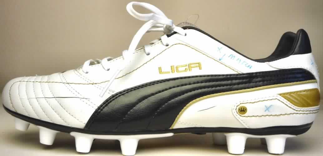 Sportschuhe (lt. Antrag: "Fußballschuh Art.-Nr.: 102003, Art.-Name: Liga Finale I FG", Foto siehe Anlage)
- mit Laufsohlen aus (lt. Antrag) Kautschuk, 
- mit Oberteil (geschlossenes Blatt) aus Leder (den größten Teil der Außenfläche bildend) und 
  Kunststoff (Spinnstoff mit einer mit dem bloßen Auge wahrnehmbaren Außenschicht aus Kunststoff),
- mit Schnürsenkelverschluss,
- nach Gestaltung und Ausstattung (u. a. 12 abstehende, stollenähnliche Vorrichtungen) für die
  Ausübung einer Sportart (Fußball) bestimmt

"Sportschuhe mit Laufsohlen aus Kautschuk und Oberteil aus Leder, andere als in der UPos.
 6403 1200 genannt"