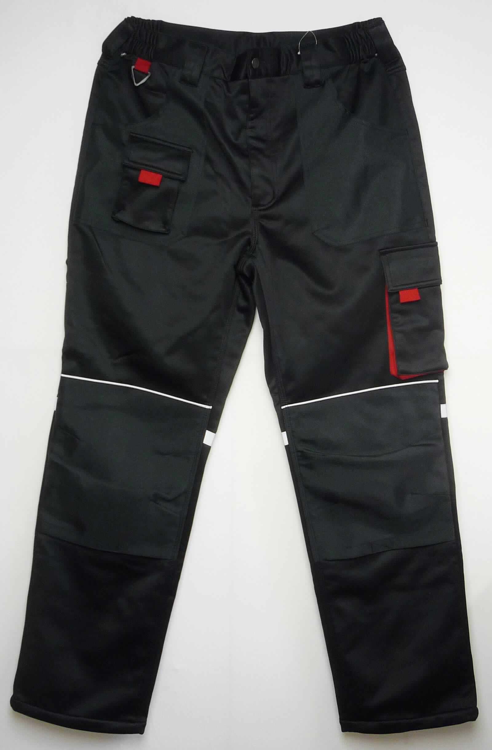 Lange Hose, sog. Hr. Softshell Hose, Art. Nr. 196207 und 193899, Größe M, Foto siehe Anlage,
- aus ca. 1,7 mm dicken, dreilagigen, durch Kleben miteinander verbundenen Flächenerzeugnissen mit einer 
  Außenlage aus einfarbigen Gewirken, einer Innenlage aus einfarbigen, einseitig (Innenseite) gerauten Gewirken 
  (beide Gewirke aus laut Antrag 100 % Polyester (synthetische Chemiefasern)) und mit einer Zwischenlage aus 
  einer Folie aus Kunststoff (kein Zellkunststoff), die im Querschnitt mit dem bloßen Auge nicht wahrnehmbar ist 
  (keine Meterware der Position 5903),
- in der Taille abschließend, mit einem teilweise elastischen Taillenbund mit Gürtelschlaufen,
- vorn mit einer Öffnung mit Reißverschluss und Patte mit Knopfverschluss im Bund von links über rechts 
  (Männerkleidung),
- vorn mit zwei aufgesetzten, offenen Taschen aus Geweben sowie mit zwei aufgesetzten Taschen mit Patte und 
  Klettverschluss, hinten mit aufgesetzten Gesäßtaschen,
- im Bereich der Knie mit aufgesetzten Zuschnitten aus einfarbigen Geweben aus Chemiefasern; vorn und hinten
  mit reflektierenden Streifen versehen,
- mit knöchellangen Hosenbeinen, an den Beinabschlüssen durch Umschlagen und Festnähen gesäumt.

"Lange Hose, aus Gewirken, für Männer, aus synthetischen Chemiefasern"