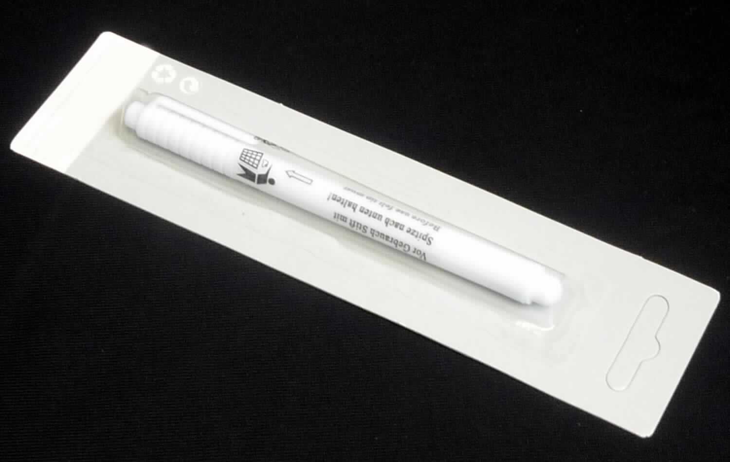 Bei dem als "Stift für Glas - Memobord, weiß" (Artikel 11210) bezeichneten Artikel handelt es sich um einen Stift aus Kunststoff mit poröser Spitze und einer Verschlusskappe über der Spitze. Mit dem ca. 13,5 cm langen Stift soll mit weißer Farbe auf Glas oder ähnlichen Materialen geschrieben werden.

Der in einer Blister Card verpacke Stift wird als "Schreiber mit poröser Spitze" eingereiht.