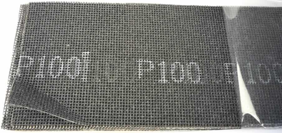 Angaben: Warenbezeichnung: Gitterleinenpack 93 x 280 - Artikel-Nr. 100397 - Anzahl: 10 Gitterleinen - Masse: 93 x 280 mm - Farbe: schwarz - Bedruckung: weißer Aufdruck Körnung = 100 - Verpackung: in Folie eingeschweißt mit Basic-Einleger - Aufbau: Unterlage aus Nylon-Netz/Gewebe / Schleifkorn: Siliziumcarbid / Kleber: Kunstharz - Verwendungszweck: zum Glätten von Verbindungsfugen bei Gipskartonplatten mit Schwingschleifer oder mit Handschleifer. 

Feststellungen: Äußere Beschaffenheit des vorgelegten Warenmusters: Eingeschweißt in einer farblosen Kunststofffolie befanden sich neben einem Etikett mit u.a. dem Aufdruck "LUX-TOOLS - Basic - 10 x - 93 mm 3 2/3" - 280 mm 11" " zehn rechteckige, flache, schwarzgraue, gewebeförmige, biegsame Schleifpapiere (Abmessungen: 28,0 cm x 9,3 cm x 1,0 mm) mit schmirgel-rauher Ober- u. Unterseite und dem Aufdruck P100.

Die Angaben der Antragstellerin werden als zutreffend unterstellt.

Befund: Zolltariflich handelt es sich bei der Ware um ein Schleifmittel in Pulverform auf einer Unterlage aus Spinnstoff, der Position 6805 des EZT.

Es handelt sich um die Neuerteilung der vZTA DE F/5159/08-1.