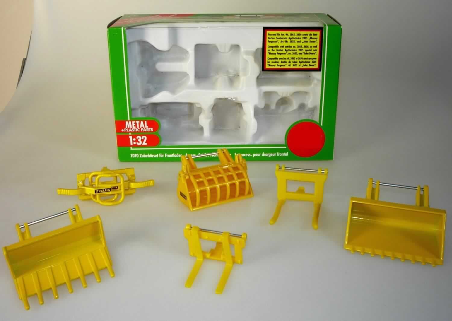Bei der als "Frontlader, 6-tlg., Art. 7070" bezeichneten Ware handelt es sich um sechs gelbe, unterschiedlich gestaltete Frontlader (Schaufel mit gezackter Schürfkante, Palettengabel, Ballentransportgerät, Ballenzange, Dunggabel, Silageschaufel) aus Zinkdruckguss bzw. Kunststoff. Die Frontlader sind aufgrund ihrer Größe, ihrer Form und Aufnahmevorrichtung erkennbar hauptsächlich zum Anbau an verschiedenen Traktoren (laut Verpackungsangaben für die Artikel 3862, 3656 und 3655; im Gussverfahren hergestellte Miniaturmodelle aus überwiegend Metall, im Maßstab 1:32) bestimmt. 

Die Ware dient der spielerischen Unterhaltung von Kindern und ist in einem bunt bedruckten Pappkarton mit Sichtfenster für den Einzelverkauf aufgemacht.

Derartige Erzeugnisse werden zolltariflich als "Teile, erkennbar hauptsächlich für ein anderes als in den Unterpositionen (KN) 9503 0010 bis 9503 0081 erfasstes Spielzeug" eingereiht.