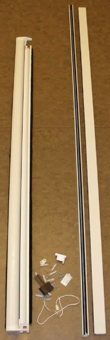Bei dem "Fliegengitter Rollo" handelt es sich um eine Warenzusammenstellung in Aufmachung für den Einzelverkauf (Kunststoffschachtel mit Pappeinlage). Die zerlegte Ware besteht aus
- zwei Führungsschienen 
-- U - Profile aus Kunststoff im Sinne der Anmerkung 1 zu Kapitel 39
--- an der offenen Seite mit eingeschobenen Besen versehen
- einer Rollokasette 
-- aus Kunststoff im Sinne der Anmerkung 1 zu Kapitel 39 
-- in der sich ein aufgerolltes Gewebe (Fliegengitter) befindet 
- Befestigungsmaterial (10 Dübel aus Kunststoff, 10 ca. 2,5 cm lange Schauben, 2 ca. 1 cm lange Schrauben. 4 verschiedene Kunststoffformteile, ein Zugband).
Die Führungsschienen und die Rollokassette werden zu einem U-förmigen Rahmen montiert.
Das ca. 1,60 x 1,60 m große Erzeugnis dient nach dem Herunterziehen des Gewebes als Insektenschutz.

In Bezug auf den Umfang und die Verwendung der Ware ist der U-förmige Rahmen aus Kunststoff charakterverleihend.

Derartige Waren werden zolltariflich als "Baubedarfsartikel aus Kunststoffen, anderweit weder genannt noch inbegriffen, nicht von den Unterpositionen (KN) 3925 1000 bis 3925 2000 erfasst, als Fensterläden, Jalousien (einschließlich Jalousetten) und ähnliche Waren" eingereiht.