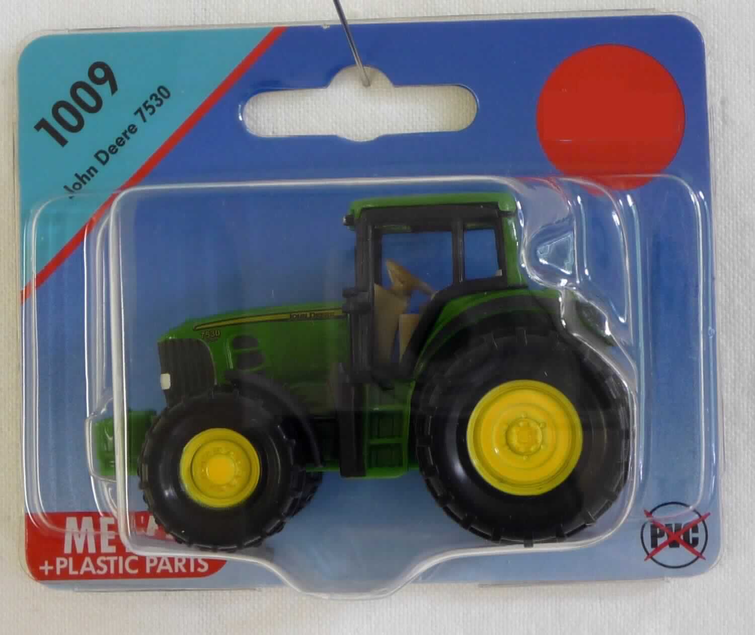 Modelltraktor, Artikel 1009
- im Spritzgussverfahren hergestelltes Modell des John Deere Traktors 7530 ohne Maßstabsangabe
- in den Abmessungen von ca. 6 x 3,8 x  4,3 cm (L x B x H)
- mit einer Karosserie überwiegend aus Zinkdruckguss (Motorhaube, Führerhaus, Heck sowie Felgen)
- mit Unterboden, beweglichen Rädern und Innenausstattung sowie Anbauteilen aus Kunststoff
- dient der spielerischen Unterhaltung von Kindern
- in einer Blisterpackung für den Einzelverkauf aufgemacht.

Auf Grund des äußeren Erscheinungsbildes bestimmt das Metall den Charakter der aus verschiedenen Stoffen bestehenden Ware.

Die Ware ist als "anderes als zuvor von der Position 9503 erfasstes Modell, im Gussverfahren hergestelltes Miniaturmodell aus Metall" einzureihen.