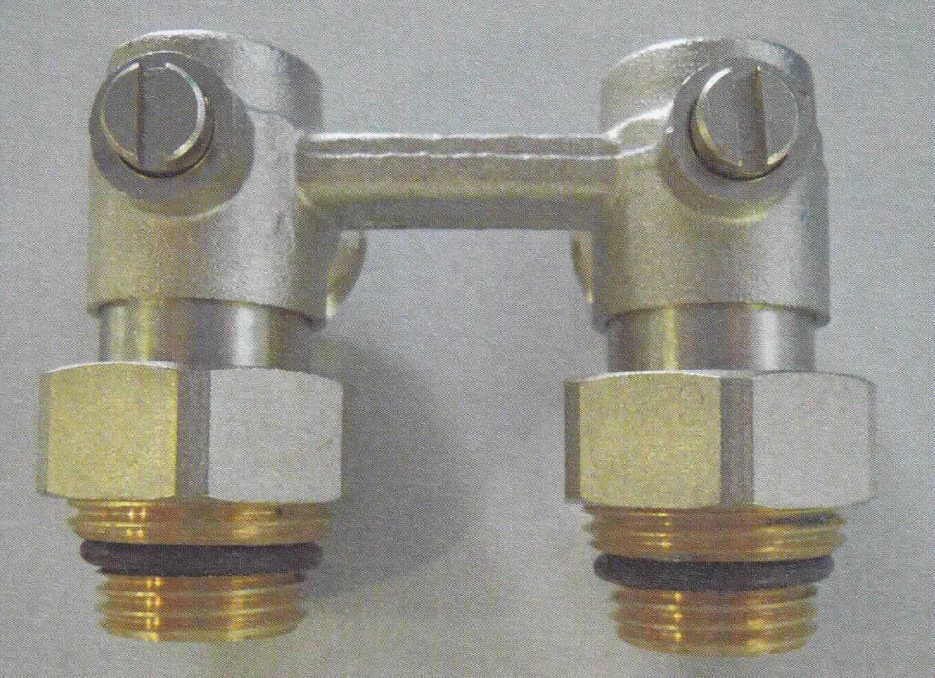 Doppelsträngiges Heizkörperventil, sog. "Anschlussarmatur", Doppel-Kugelhahn in Eck-Bauweise, aus vernickeltem Messing, mit 50 mm Achsmaß, je Strang mit je einem 3/4"-Innengewinde- und Außengewindeanschluss sowie hartverchromter und teflongelagerter Kugel als Verschlusskörper, mit vormontierten Reduzierstücken 3/4"-1/2" (sog. "Eurokonus"), zur Montage an Ventilheizkörpern, zur Trennung des Heizwasserkreislaufs zwischen Heizkörper und Vor- und Rücklaufleitung.

Die Ware ist als "Armatur, nicht von Unterpos. 8481 10 bis 8481 8031 00 0 erfasst, Heizkörper-Anschlussarmatur" einzureihen.