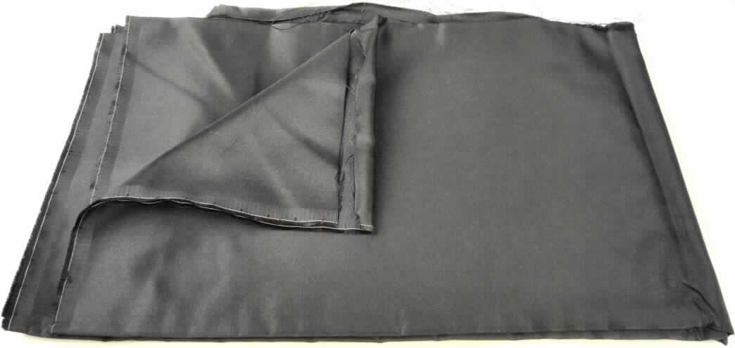 Gewebe, sog. Stoff Royal, Art. 23459, Foto siehe Anlage
- als Meterware (mit einer Breite laut Antrag von 144 cm),
- aus Seide (endlos),
- in Atlasbindung,
- glattes Aussehen (kein Kreppgewebe), 
- kein ostasiatisches Gewebe, da aus gezwirnten Garnen hergestellt,
- dichtgewebt, 
- gefärbt,
- nicht auf Handwebstühlen hergestellt.

"Gewebe aus Seide, anderes als in den Unterpositionen 5007 2011 bis 
 5007 2041 genannte, gefärbt, nicht auf Handwebstühlen hergestellt"